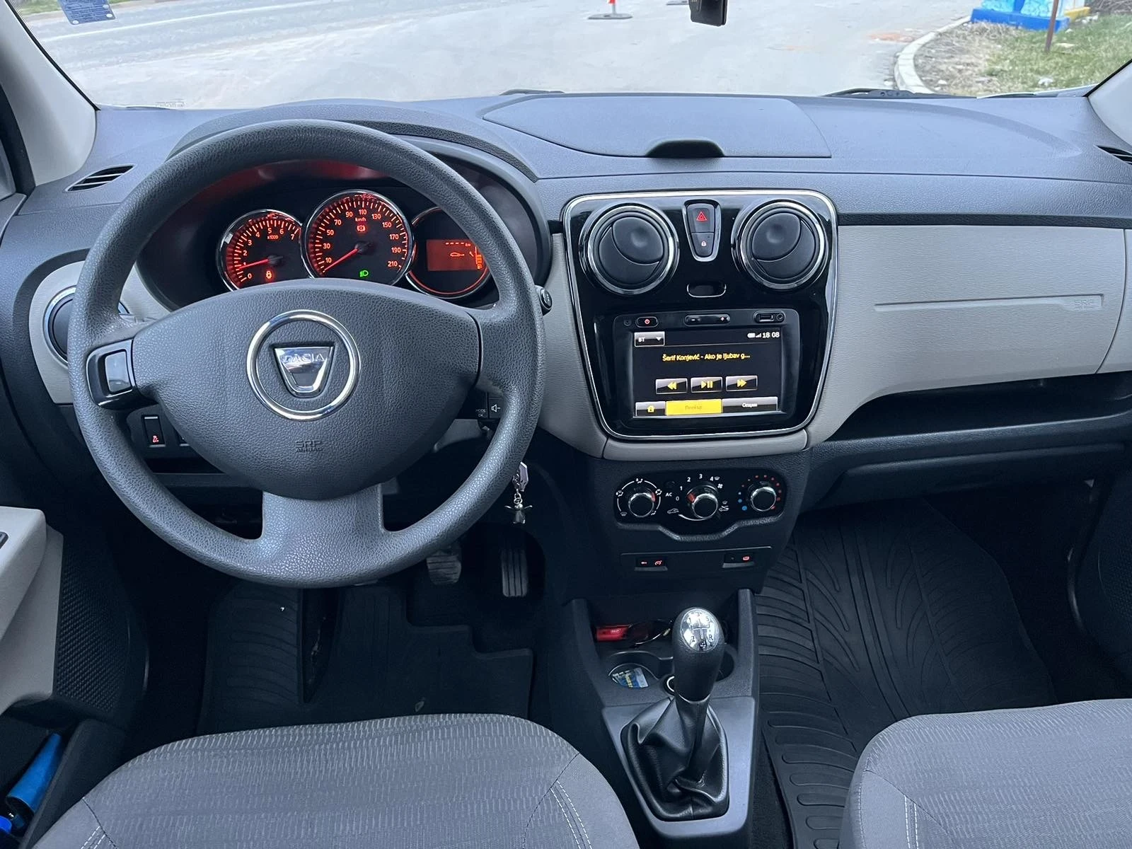 Dacia Lodgy 1.5 dci, снимка 6 - Автомобили и джипове - 53890793