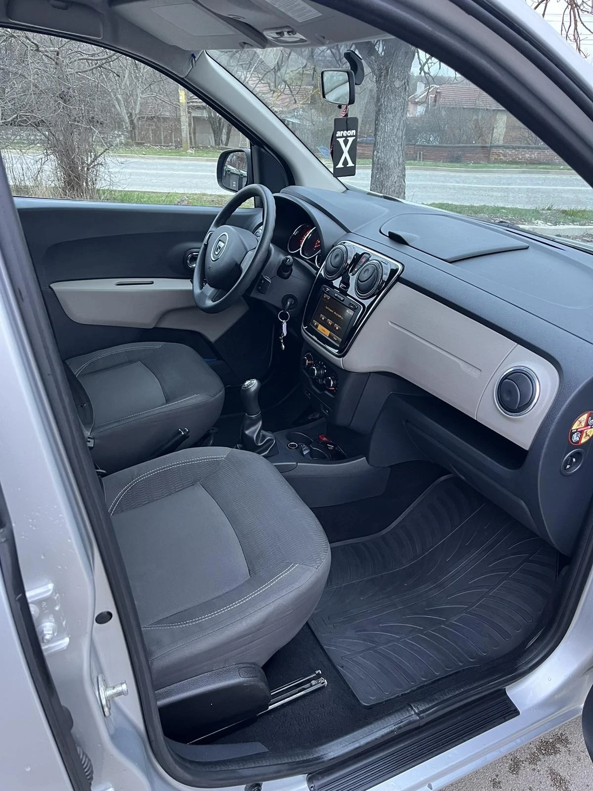 Dacia Lodgy 1.5 dci, снимка 11 - Автомобили и джипове - 53890793