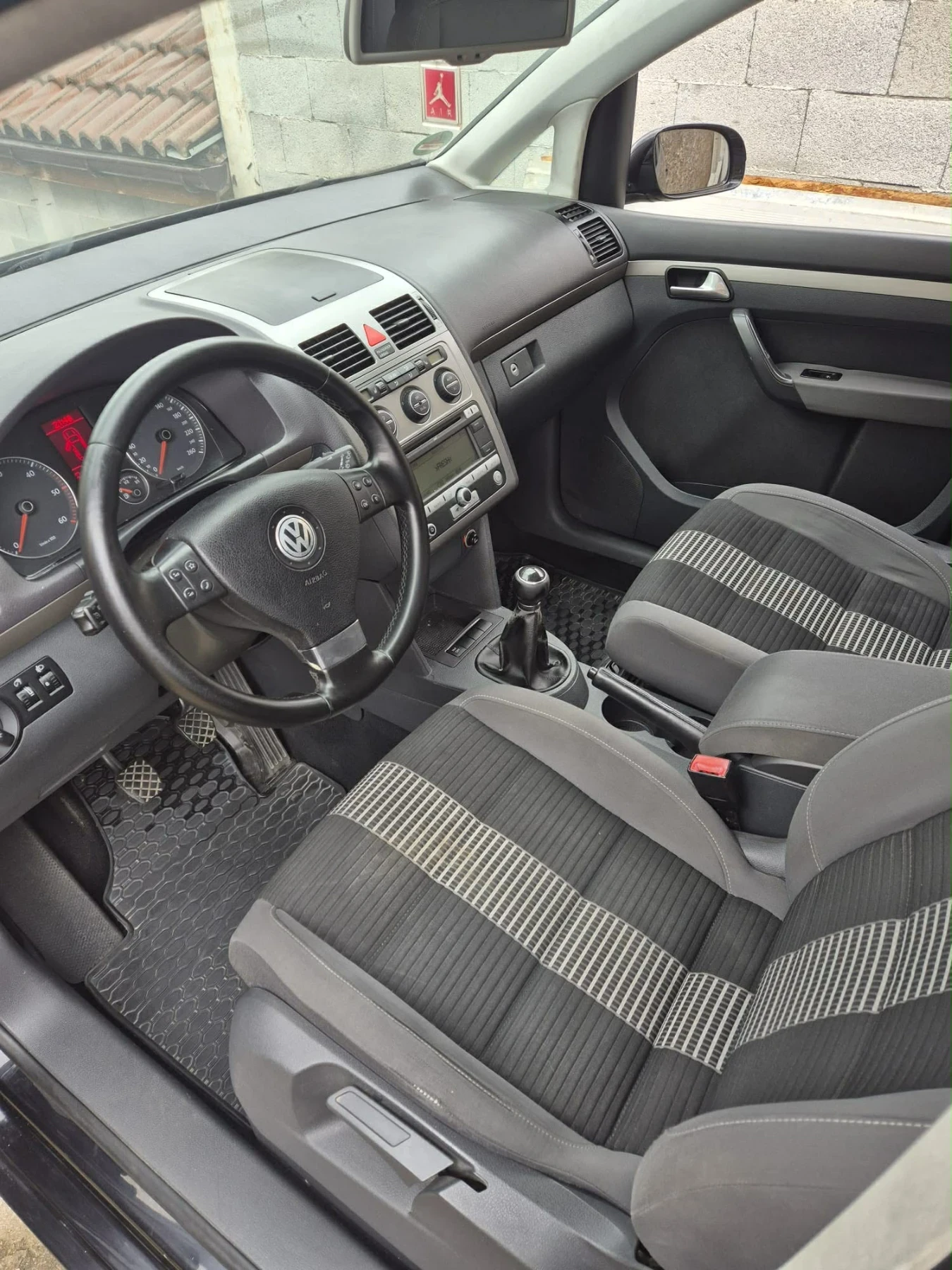 VW Touran 1.9 TDI 105kc 7Места, снимка 11 - Автомобили и джипове - 54302875