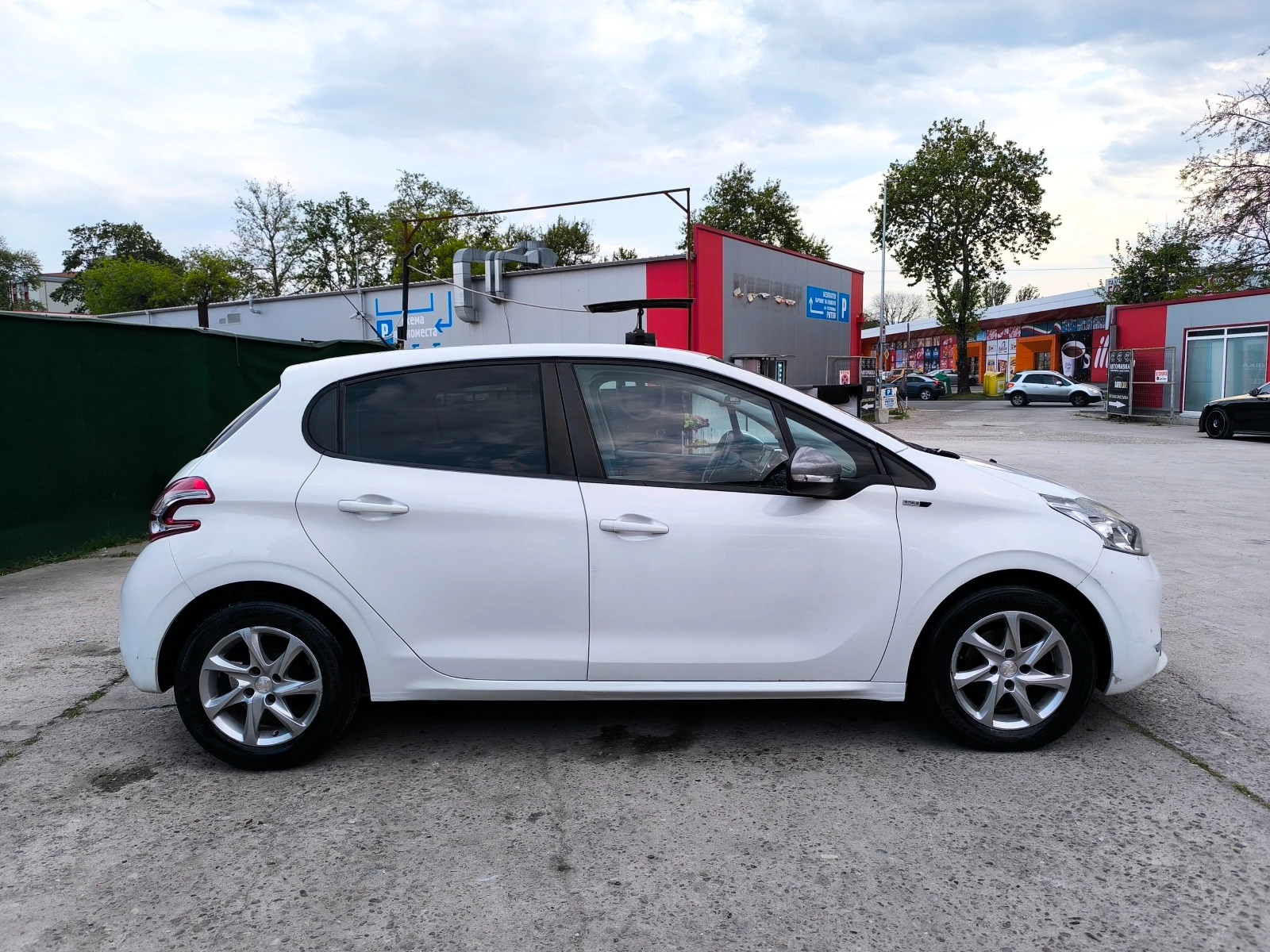Peugeot 208, снимка 3 - Автомобили и джипове - 54379066