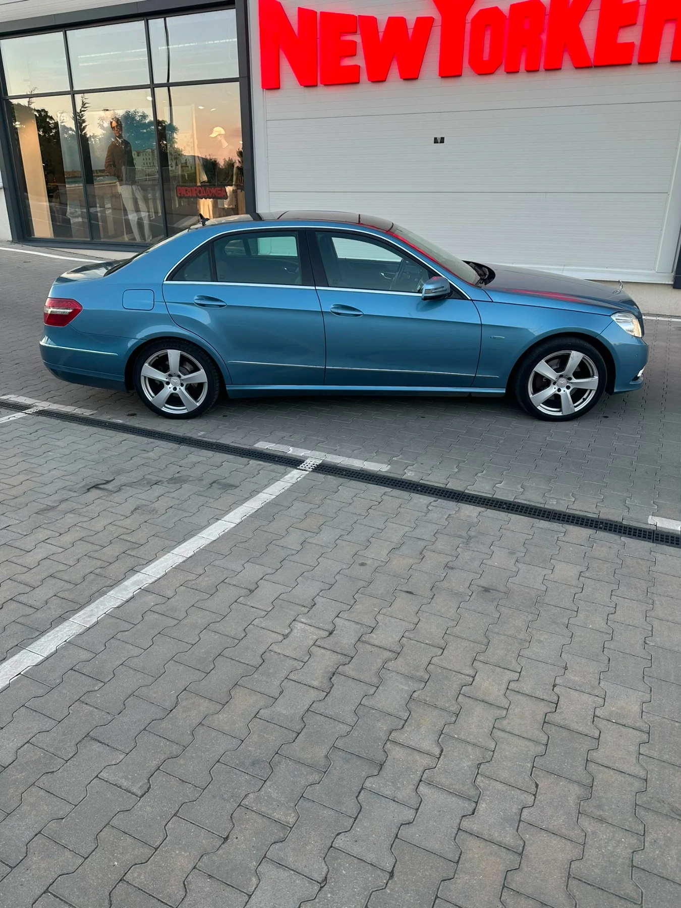Mercedes-Benz E 350 ДИСТРОНИК/ПОДГРЕВ/СЛЕДЕНЕ НА ЛЕНТИ/ШИБИДАХ/ТОП!!!, снимка 4 - Автомобили и джипове - 55267859