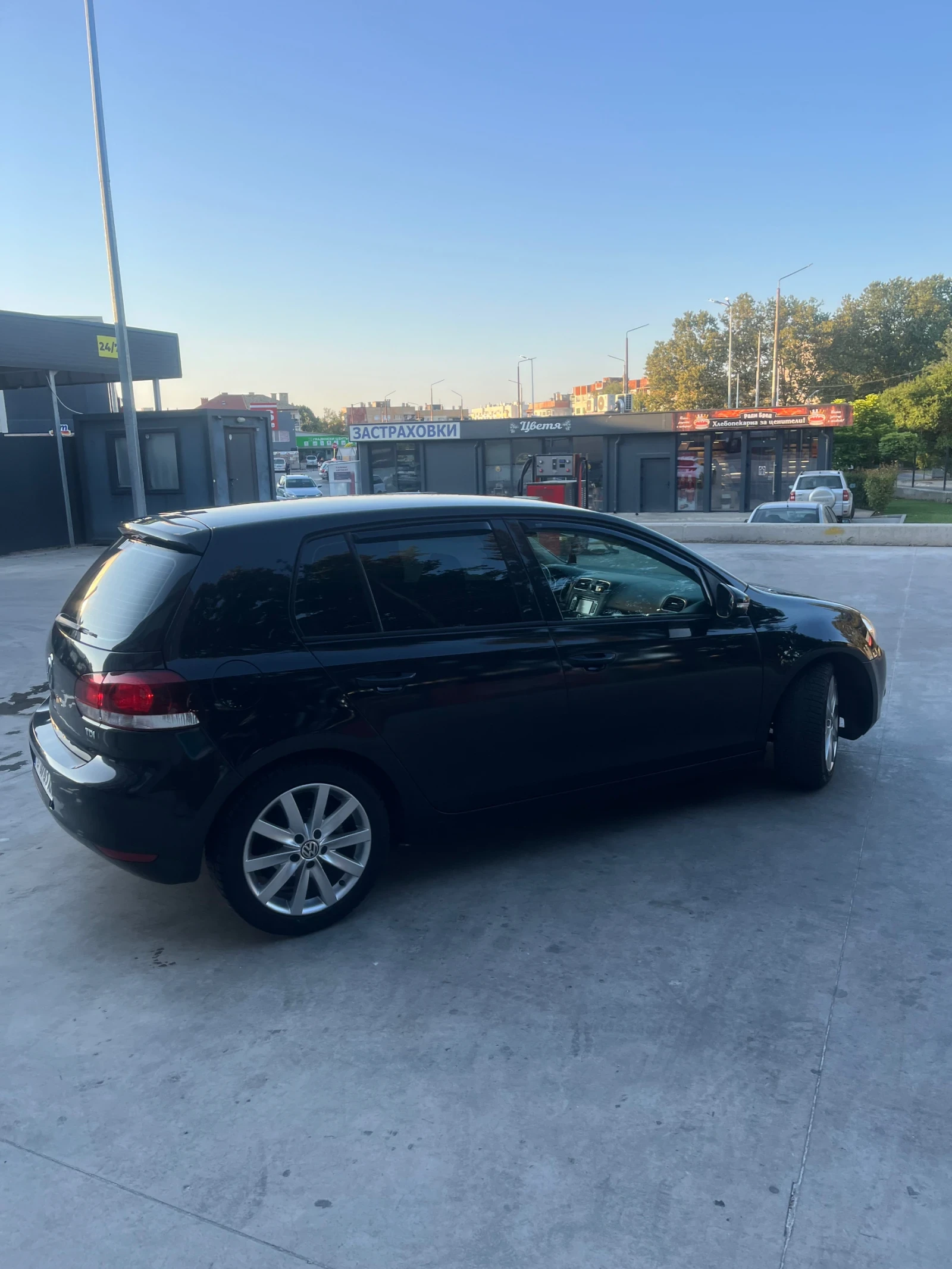 VW Golf 1.6 TDi, снимка 2 - Автомобили и джипове - 55613459