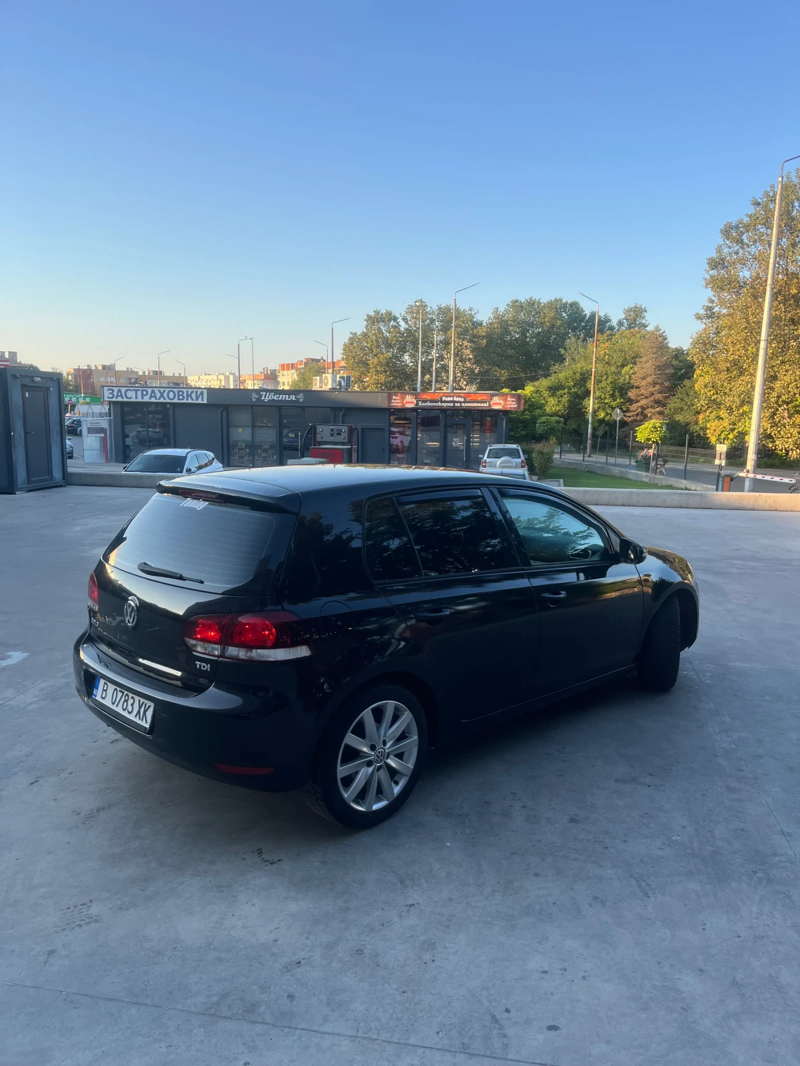 VW Golf 1.6 TDi, снимка 4 - Автомобили и джипове - 55613459