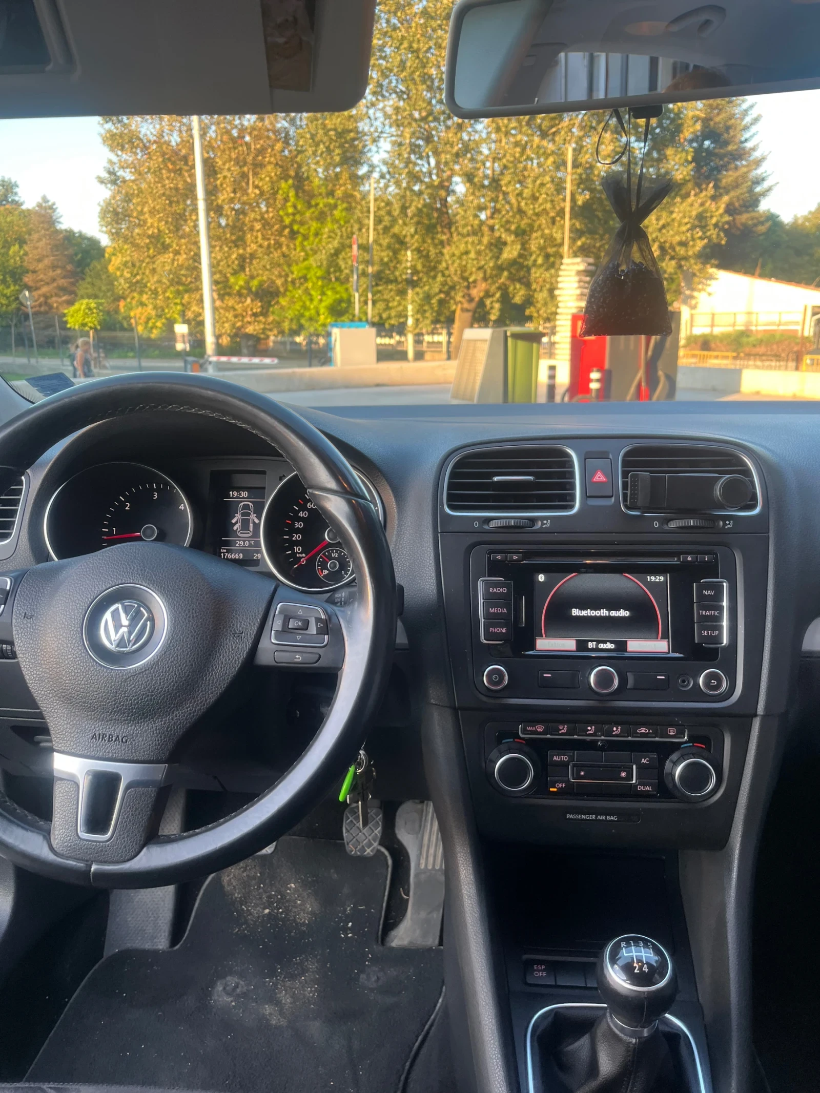 VW Golf 1.6 TDi, снимка 6 - Автомобили и джипове - 55613459
