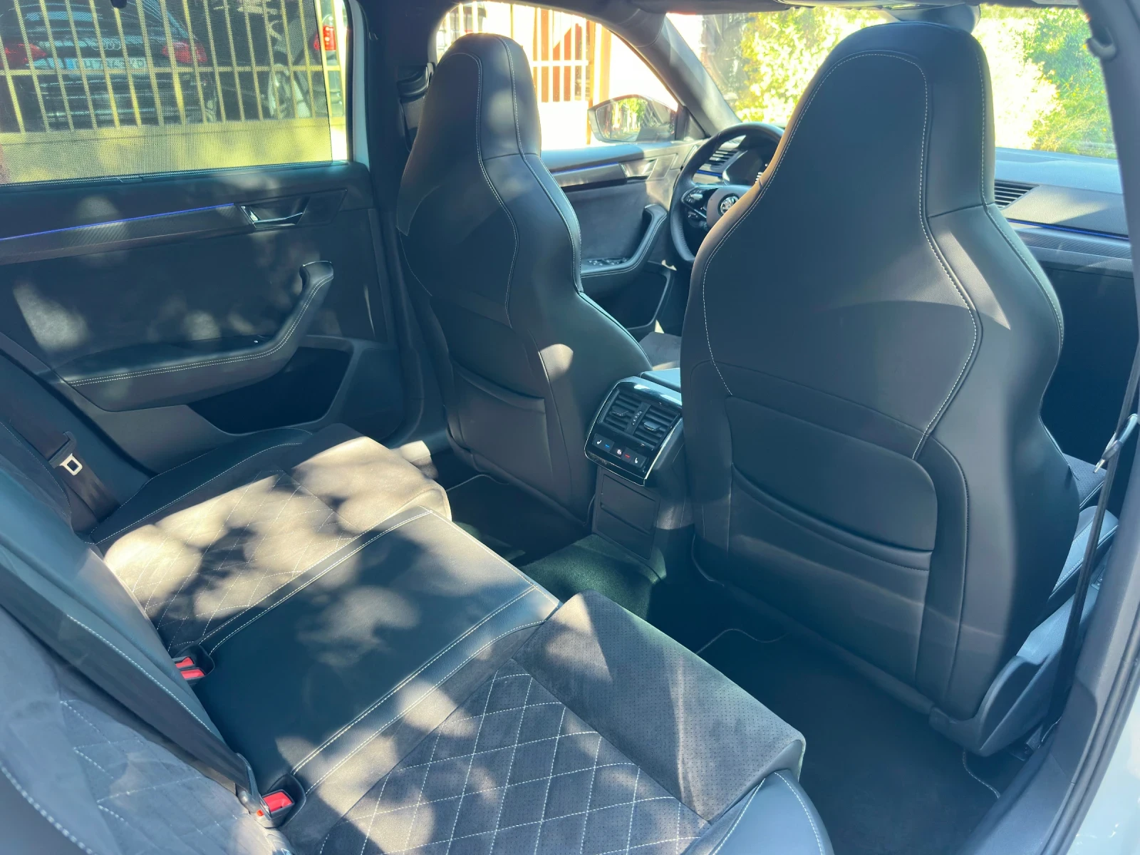 Skoda Superb 2.0TDI* 200кс* 4X4* SPORTLINE* Panorama* FACELIFT*, снимка 8 - Автомобили и джипове - 55983731