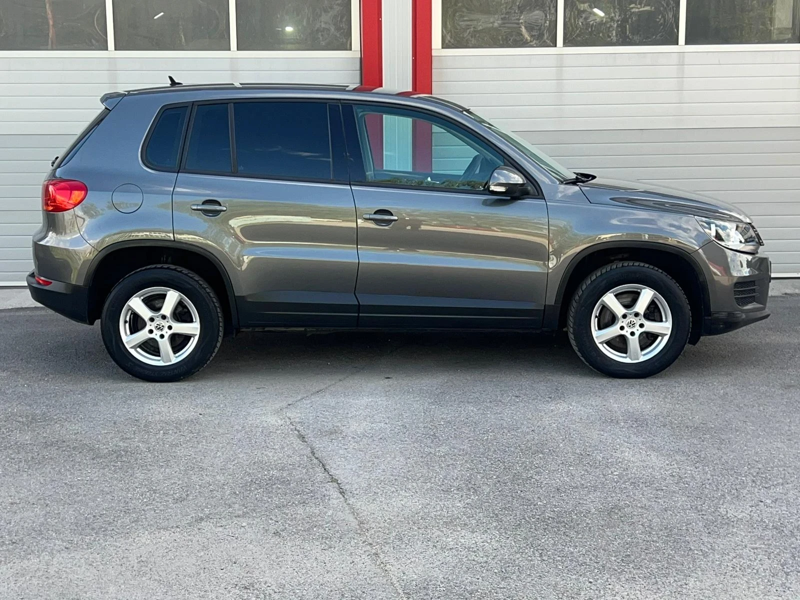VW Tiguan 2.0TDI HIGHLINE 4MOTION NAVI KAMERA EVRO 5B ЛИЗИНГ - изображение 7