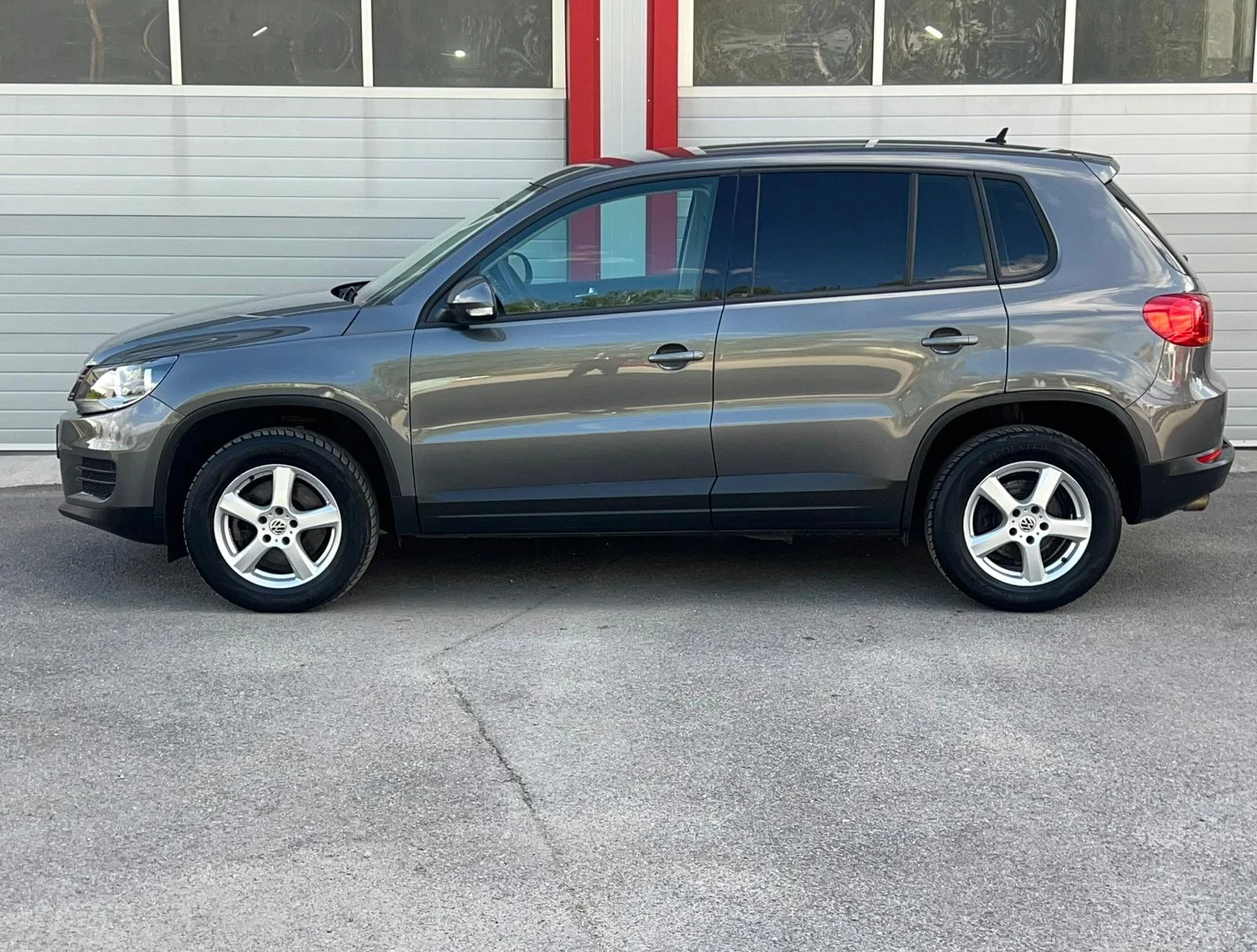 VW Tiguan 2.0TDI HIGHLINE 4MOTION NAVI KAMERA EVRO 5B ЛИЗИНГ - изображение 6
