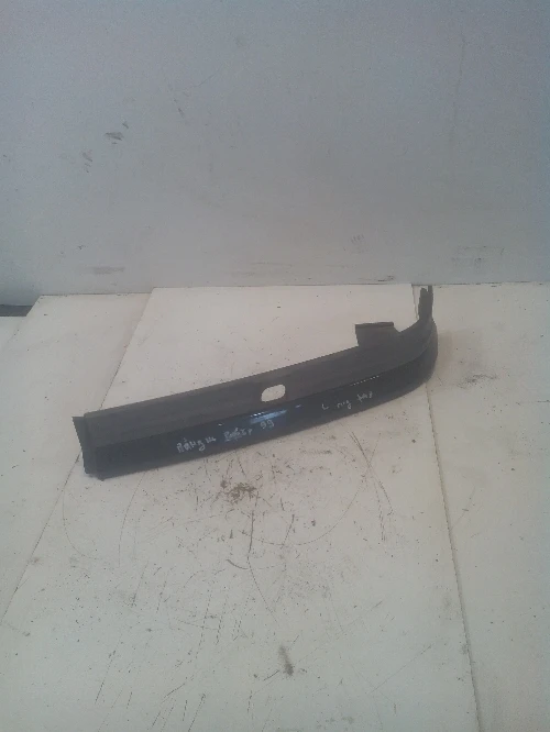 Лайсна под ляв фар Рейндж Ровър