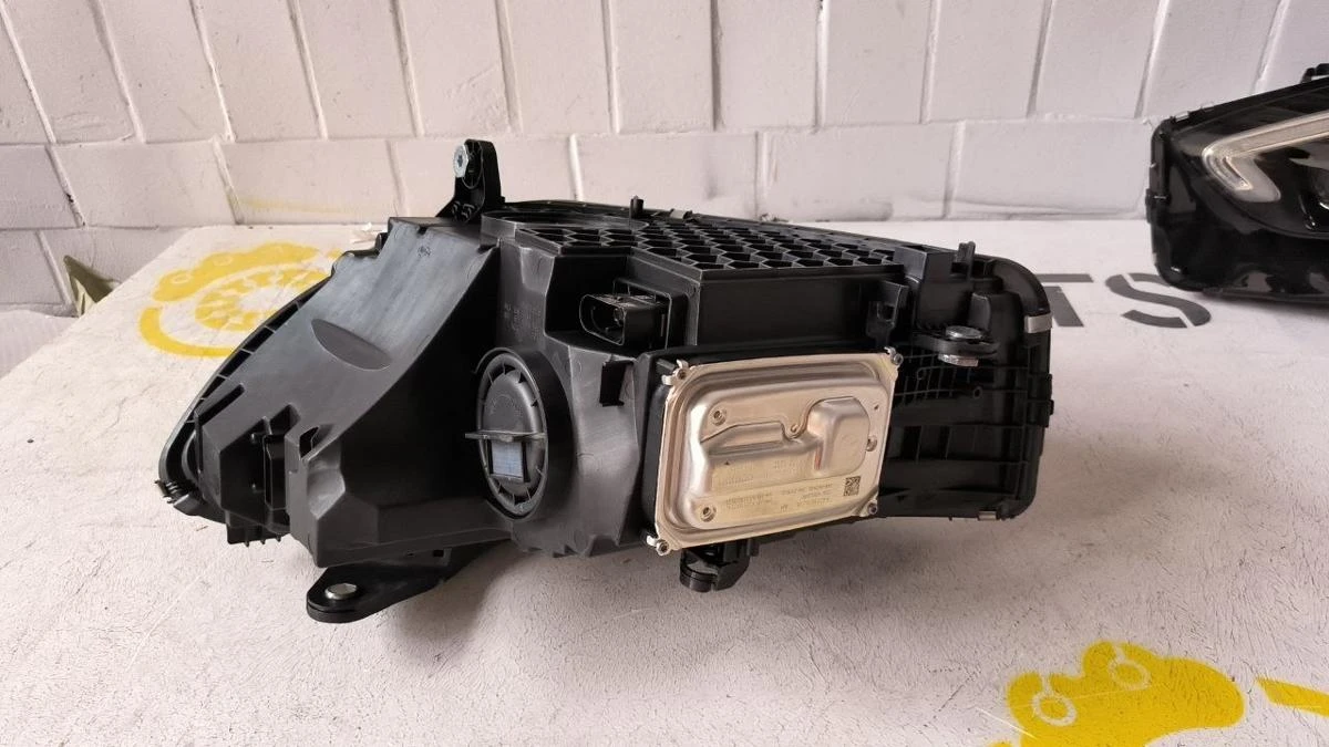 Комплект фарове Mercedes C-Class W206 LED, снимка 2 - Части - 56280998