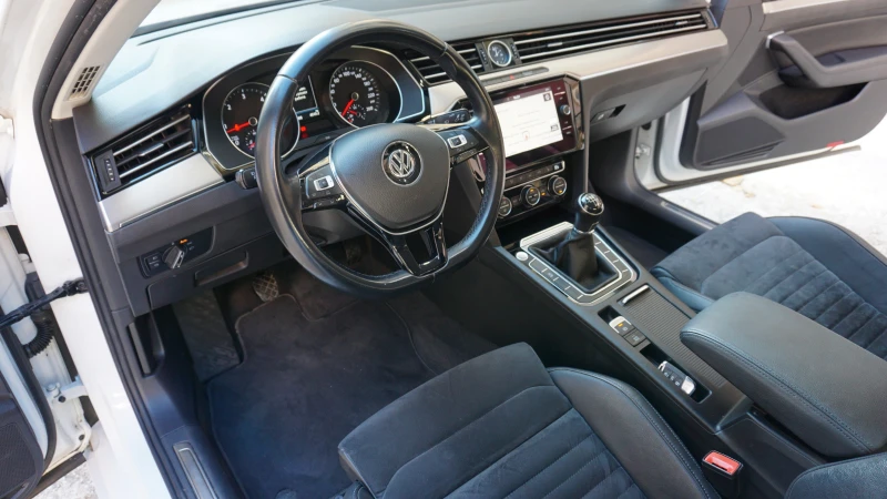 VW Passat 2.0TDI/BMT/Highline, снимка 11 - Автомобили и джипове - 47931673