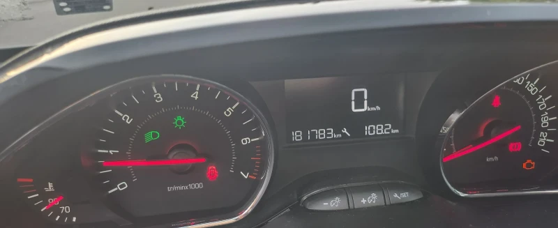 Peugeot 208, снимка 8 - Автомобили и джипове - 52569178