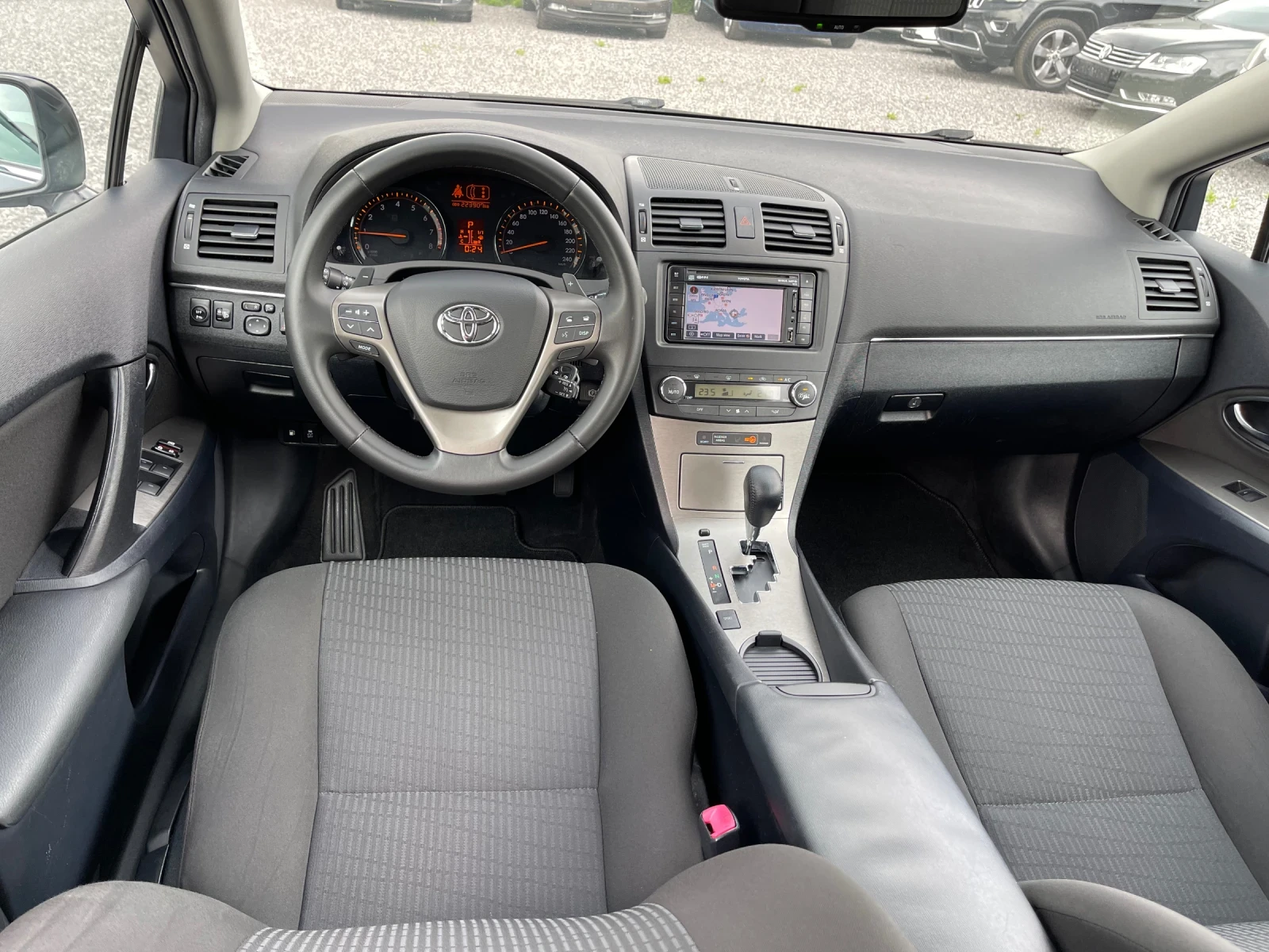 Toyota Avensis 2.0i Бензин/Газ, Автоматик, Навигация | Mobile.bg — изображение 11