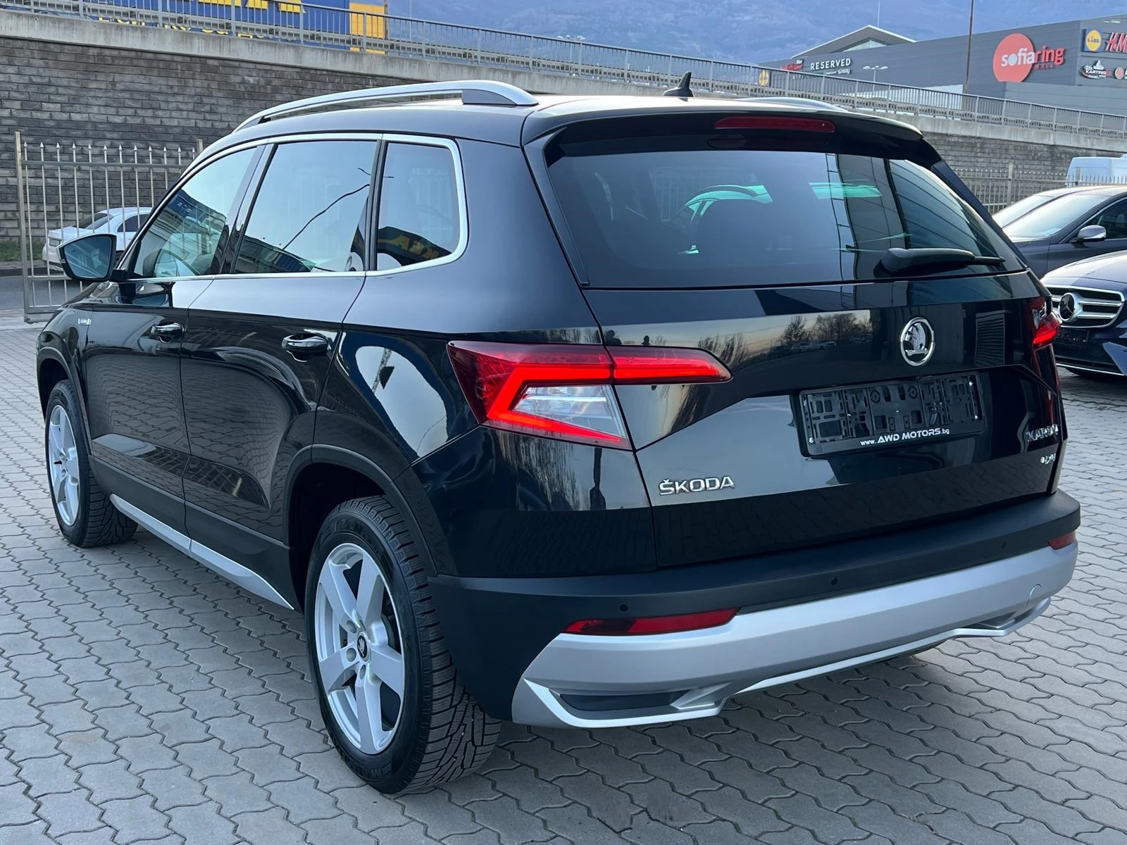 Skoda Karoq SKOUT 1.5 TSi 4x4 Дистроник Keyless Нави Carplay  - изображение 4