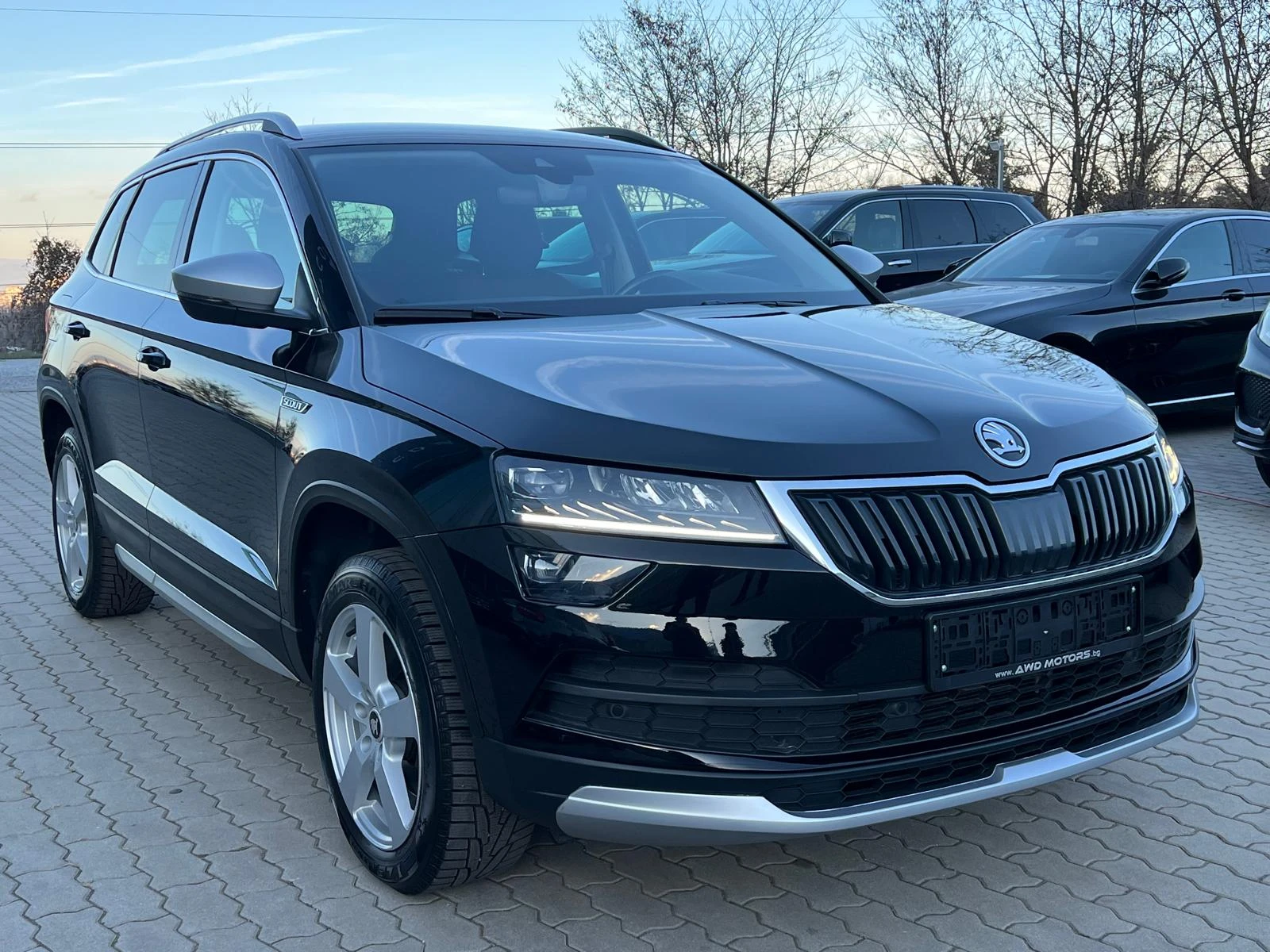 Skoda Karoq SKOUT 1.5 TSi 4x4 Дистроник Keyless Нави Carplay  - изображение 2