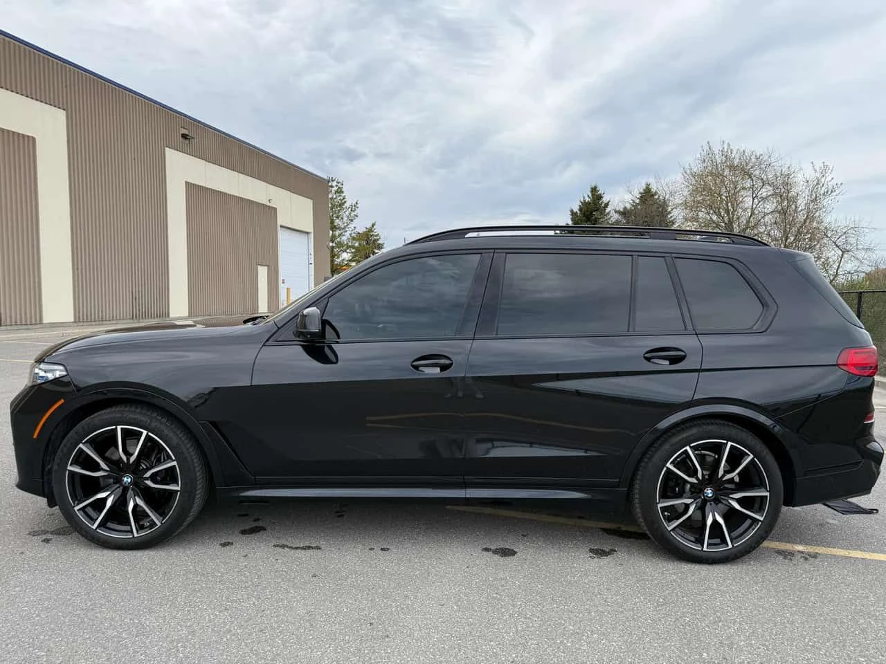 BMW X7 * xDrive40i * МАСАЖ* ДИСТРОНИК* ЛАЗЕР* ТЕЛЕВИЗОРИ, снимка 2 - Автомобили и джипове - 54615097