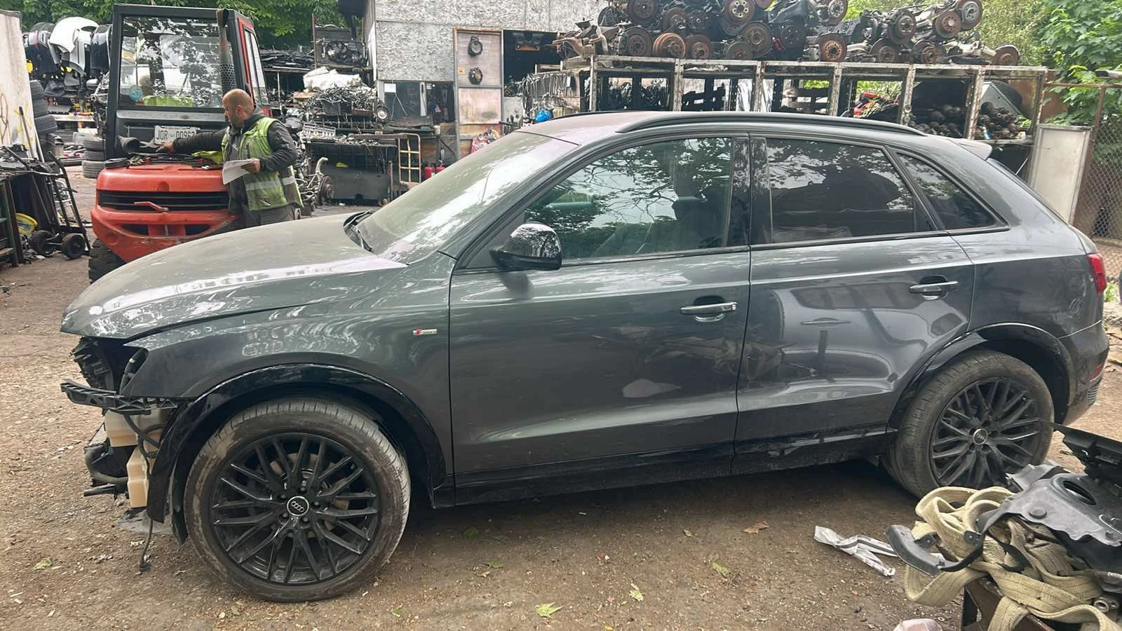 Audi Q3 2.0tdi, снимка 4 - Автомобили и джипове - 54641839