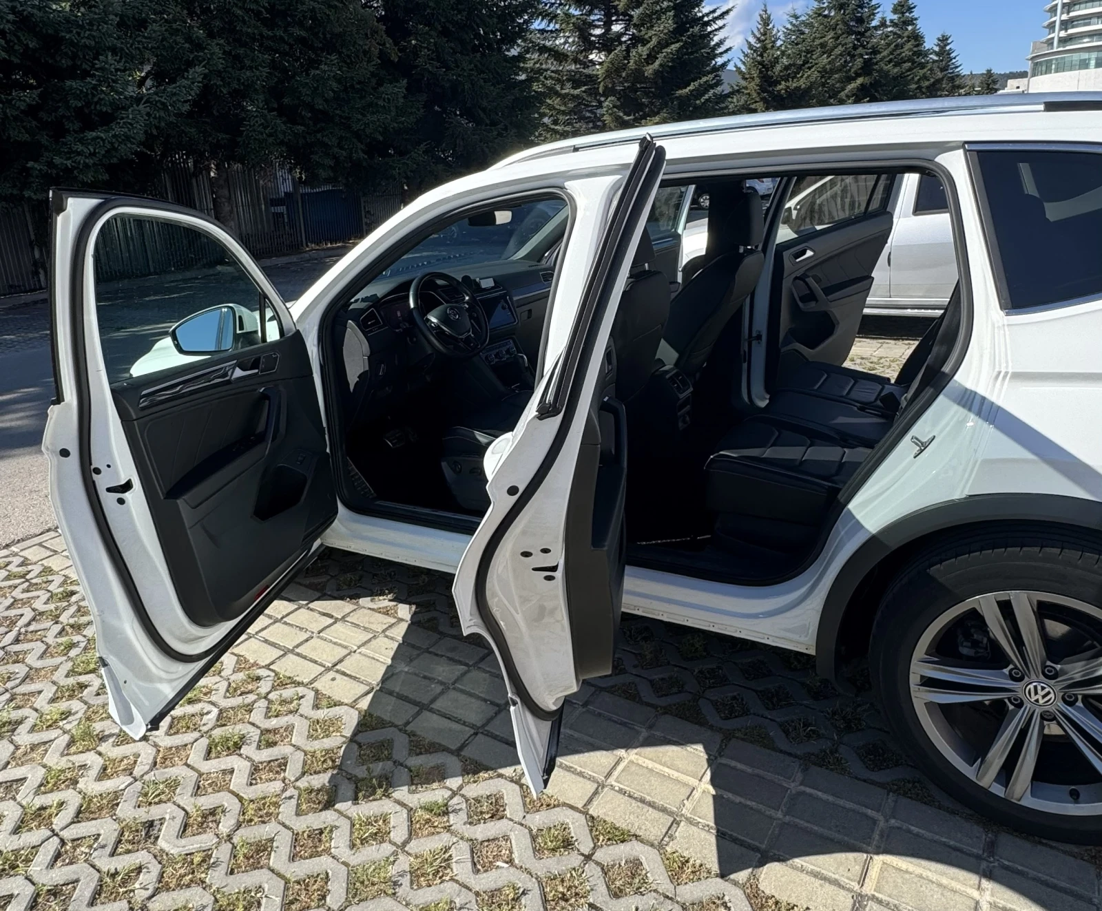VW Tiguan Allspace 2.0 R-Line, снимка 7 - Автомобили и джипове - 55993110