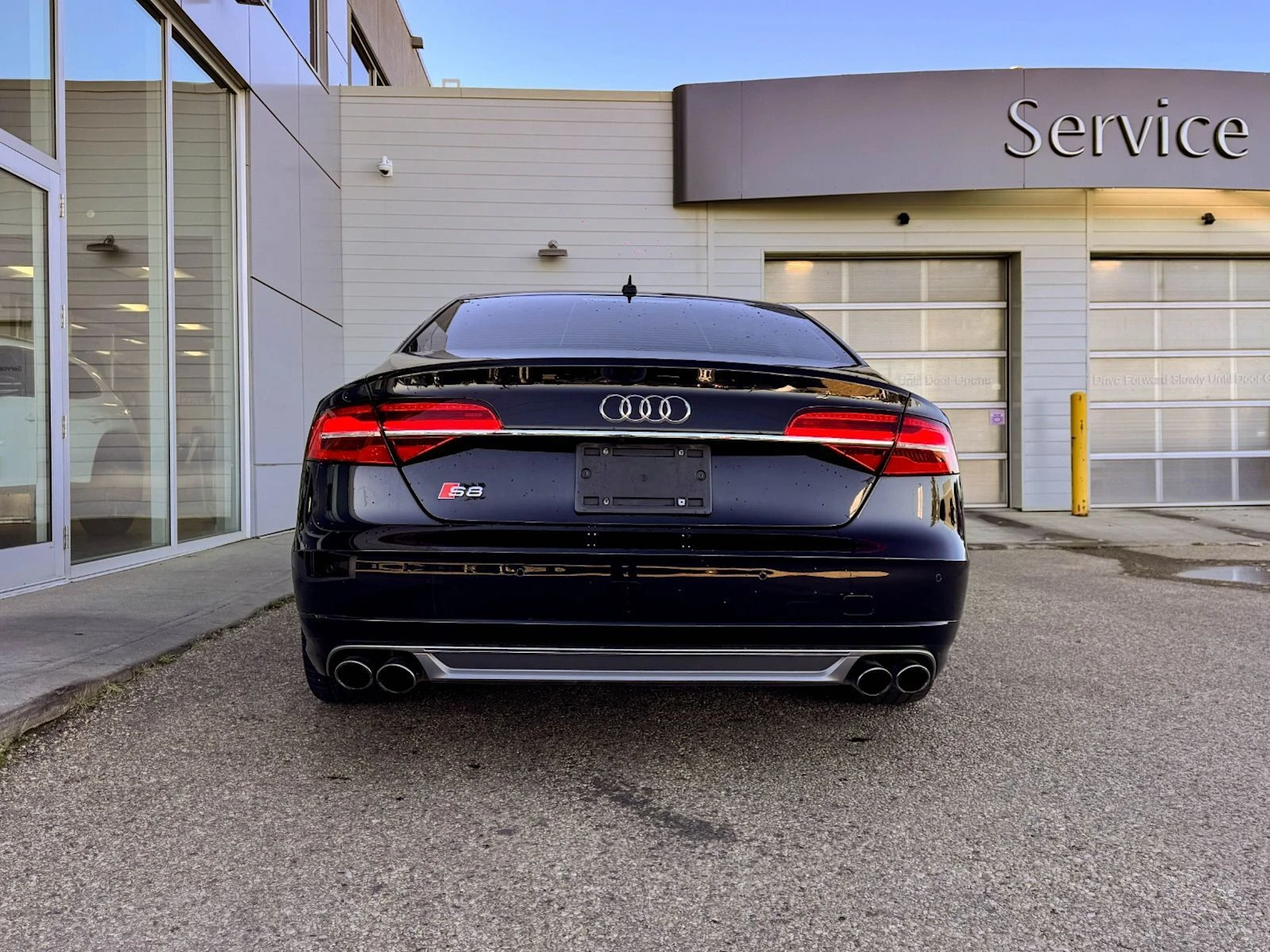 Audi S8 MATRIX* DISTRONIK* МАСАЖ* ОБДУХ* 77 000KM - изображение 4