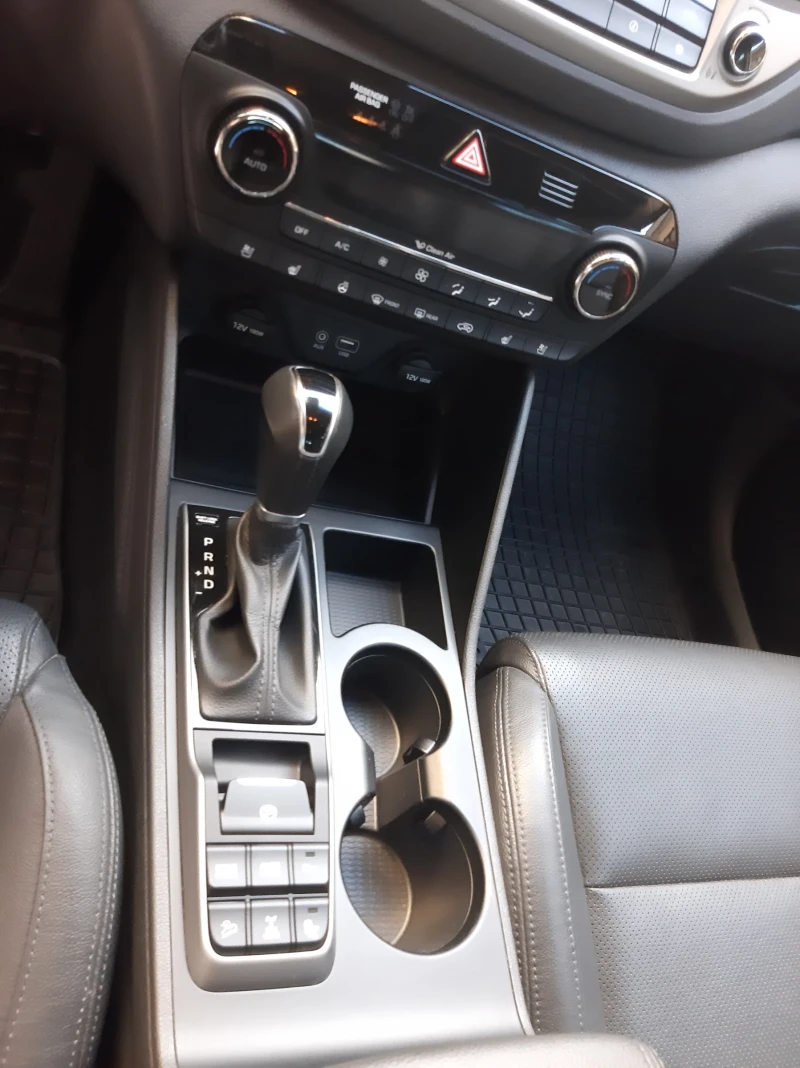 Hyundai Tucson 2.0 GRDI 185 k.c., снимка 10 - Автомобили и джипове - 52488620