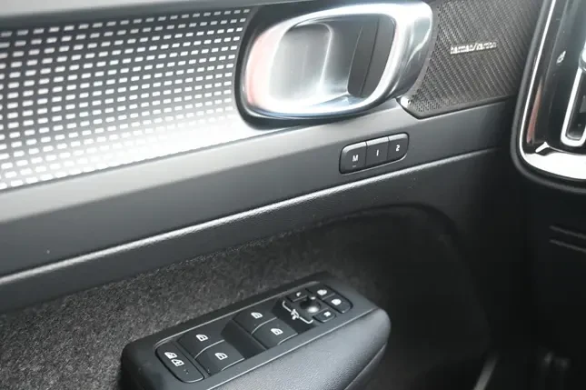 Volvo XC40 B4 = Ultra Dark = Гаранция, снимка 6 - Автомобили и джипове - 53591553