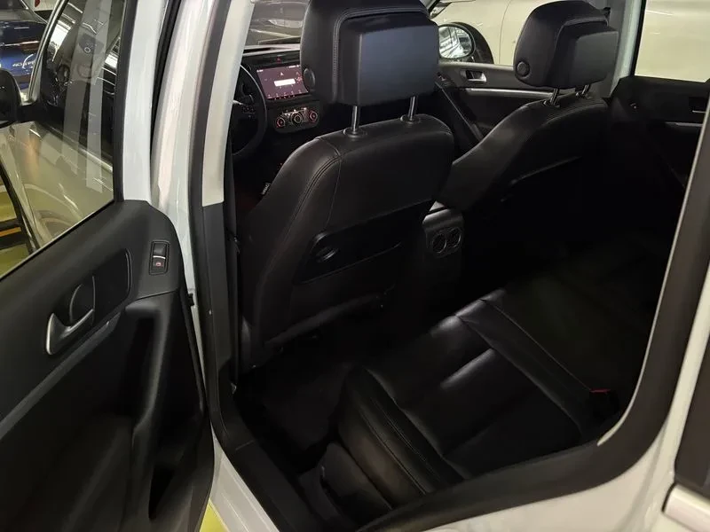VW Tiguan 2.0 Tdi Comfort 5N, снимка 13 - Автомобили и джипове - 56206406