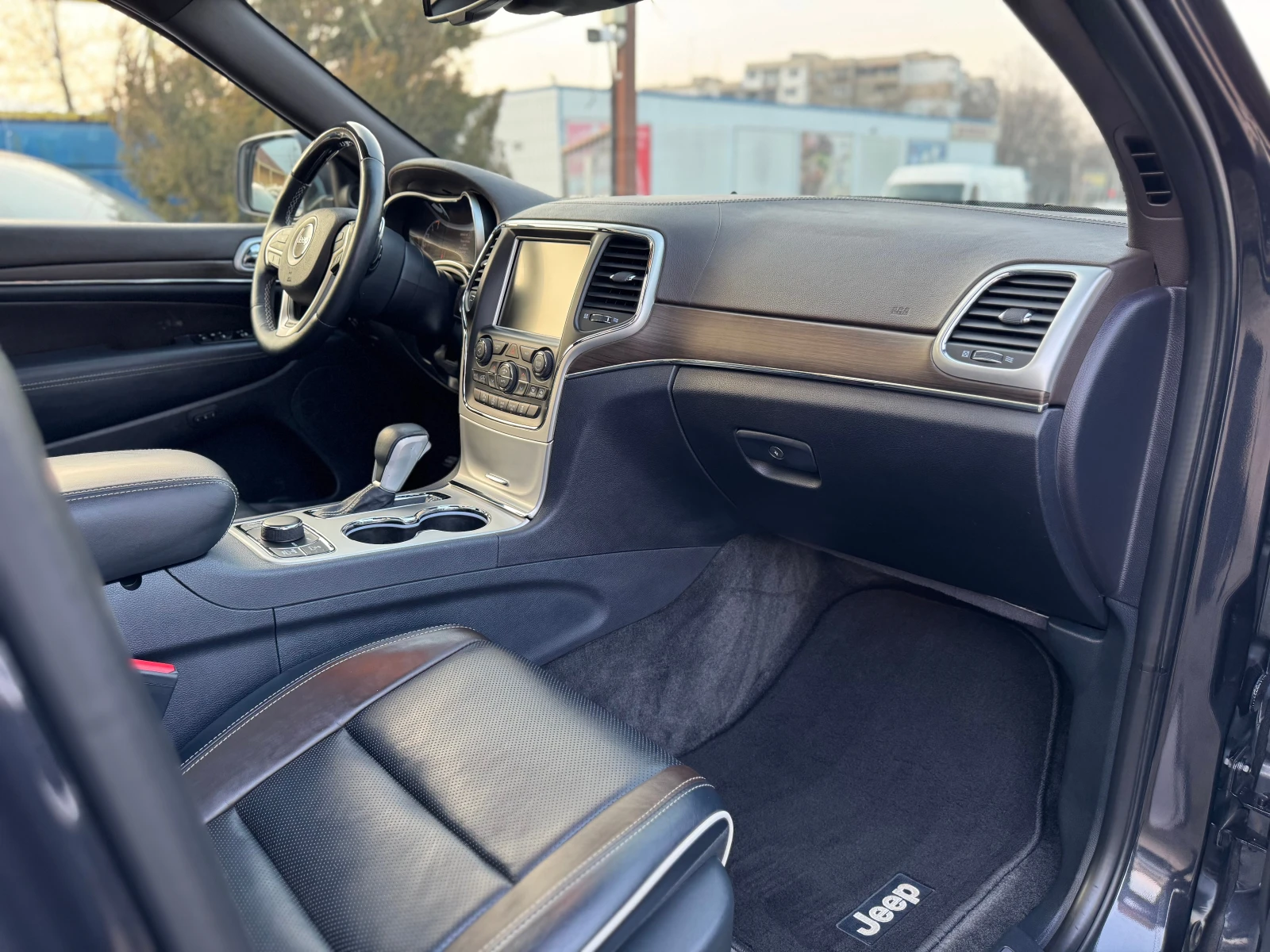 Jeep Grand cherokee 3.Оd* Overland* FaceLift* Panorama* 4x4 - изображение 9