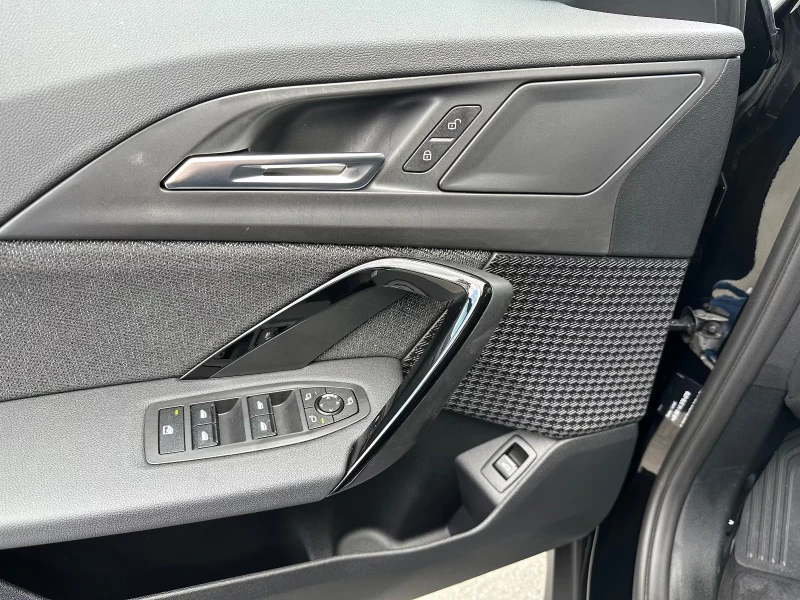 BMW iX1 xDrive30/313HP/M-SPORT/HUD/CAM/NAVI/LED/CPLAY/256g, снимка 10 - Автомобили и джипове - 51579843