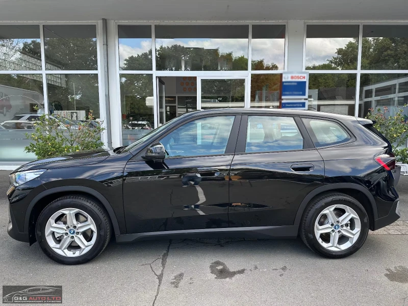 BMW iX1 xDrive30/313HP/M-SPORT/HUD/CAM/NAVI/LED/CPLAY/256g, снимка 3 - Автомобили и джипове - 51579843