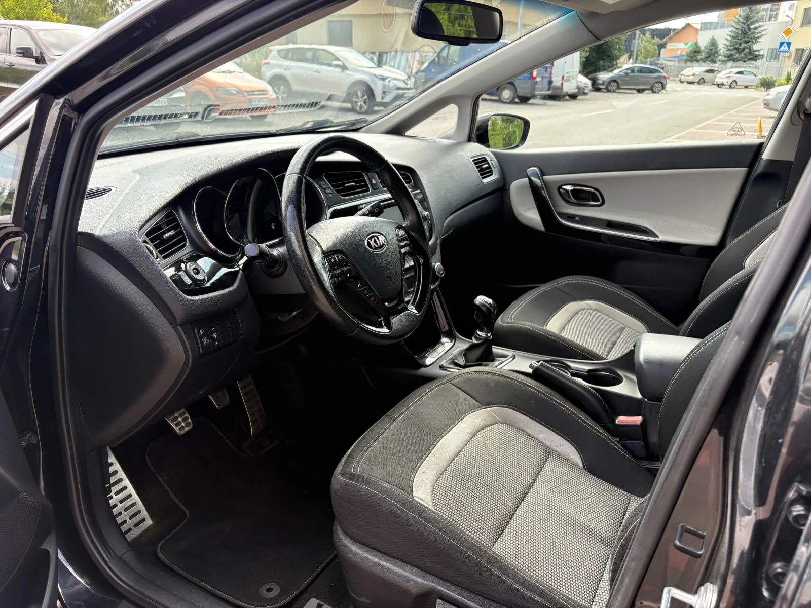 Kia Ceed 1.6CRDI, РЕГИСТРИРАН, ОБСЛУЖЕН - изображение 8