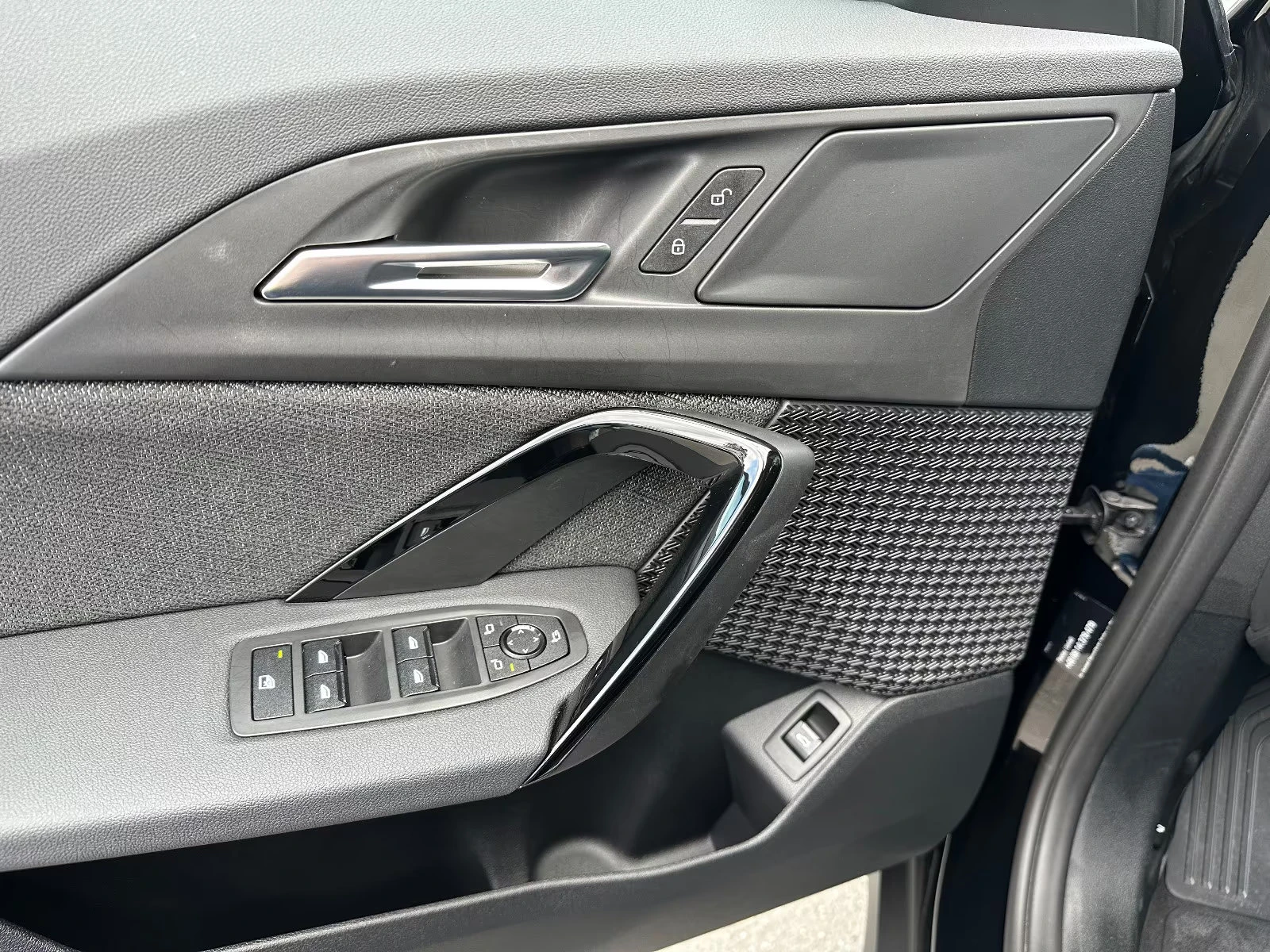 BMW iX1 xDrive30/313HP/M-SPORT/HUD/CAM/NAVI/LED/CPLAY/256g - изображение 10