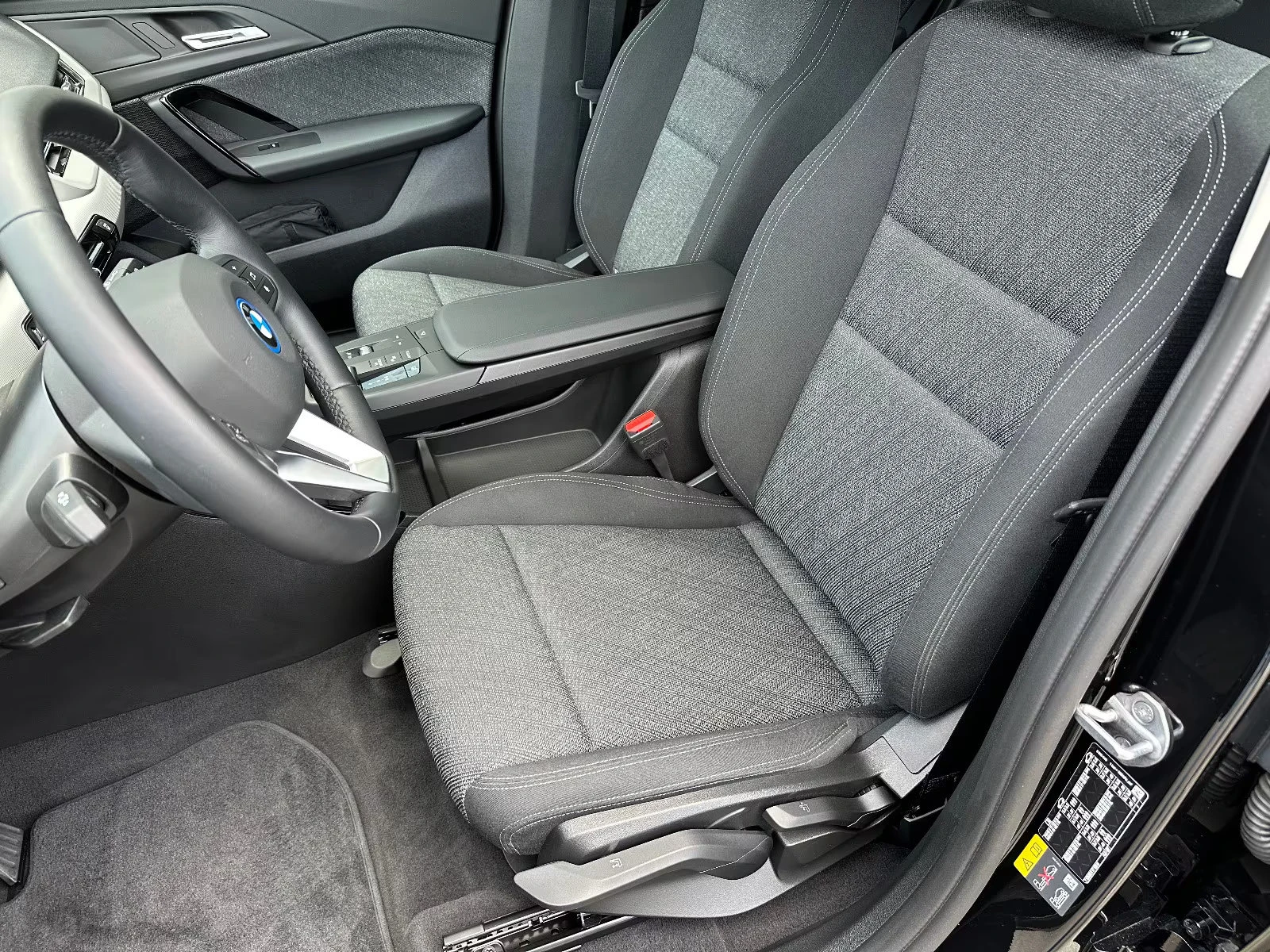 BMW iX1 xDrive30/313HP/M-SPORT/HUD/CAM/NAVI/LED/CPLAY/256g - изображение 9