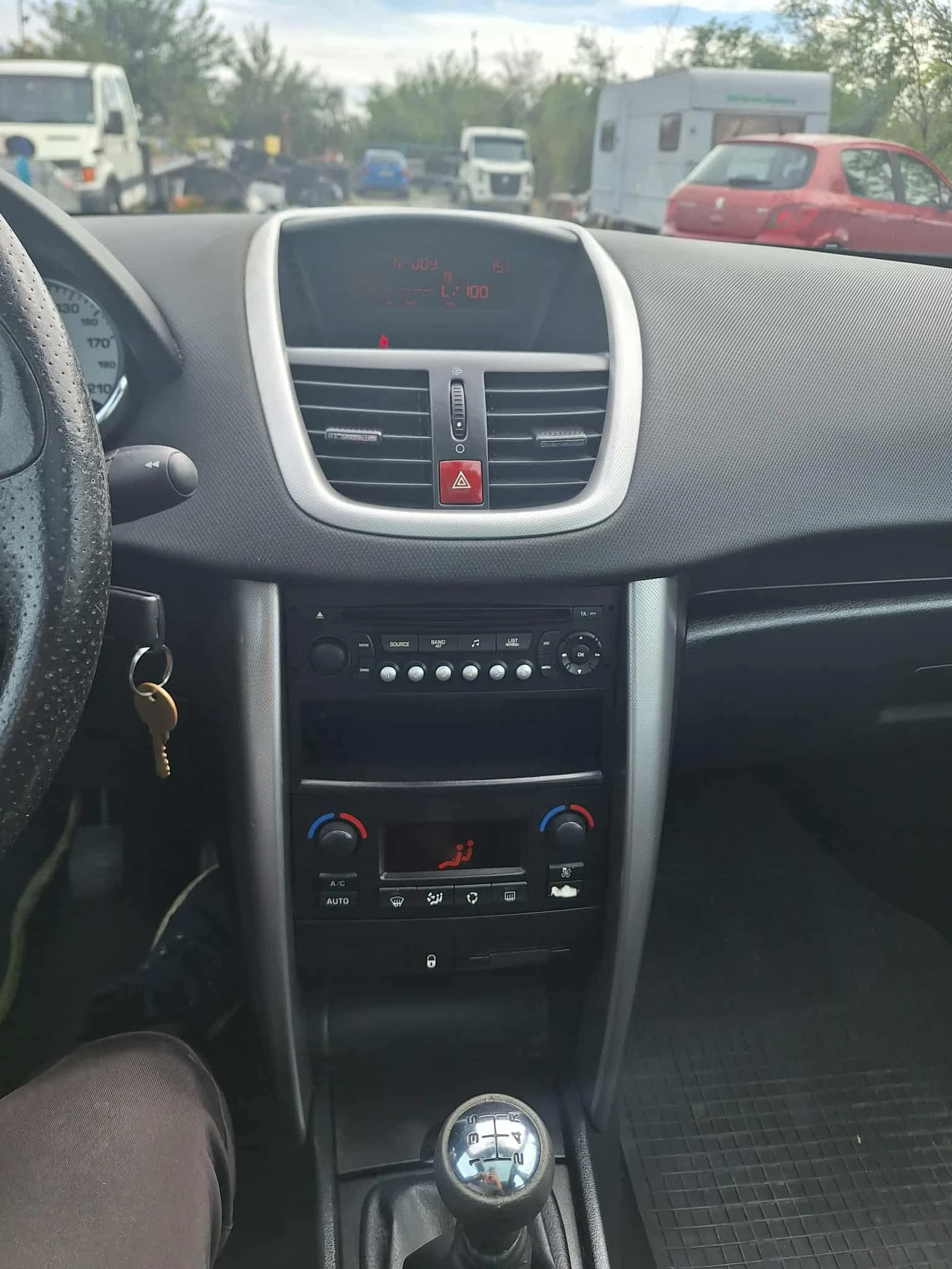 Peugeot 207 1.6 SW 90ks - изображение 10
