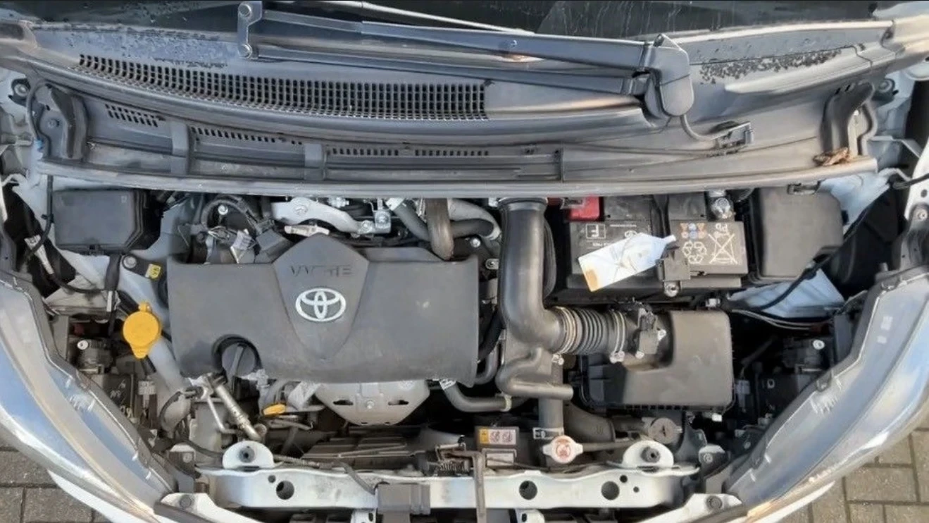 Toyota Yaris 1.5 hybrid - изображение 8