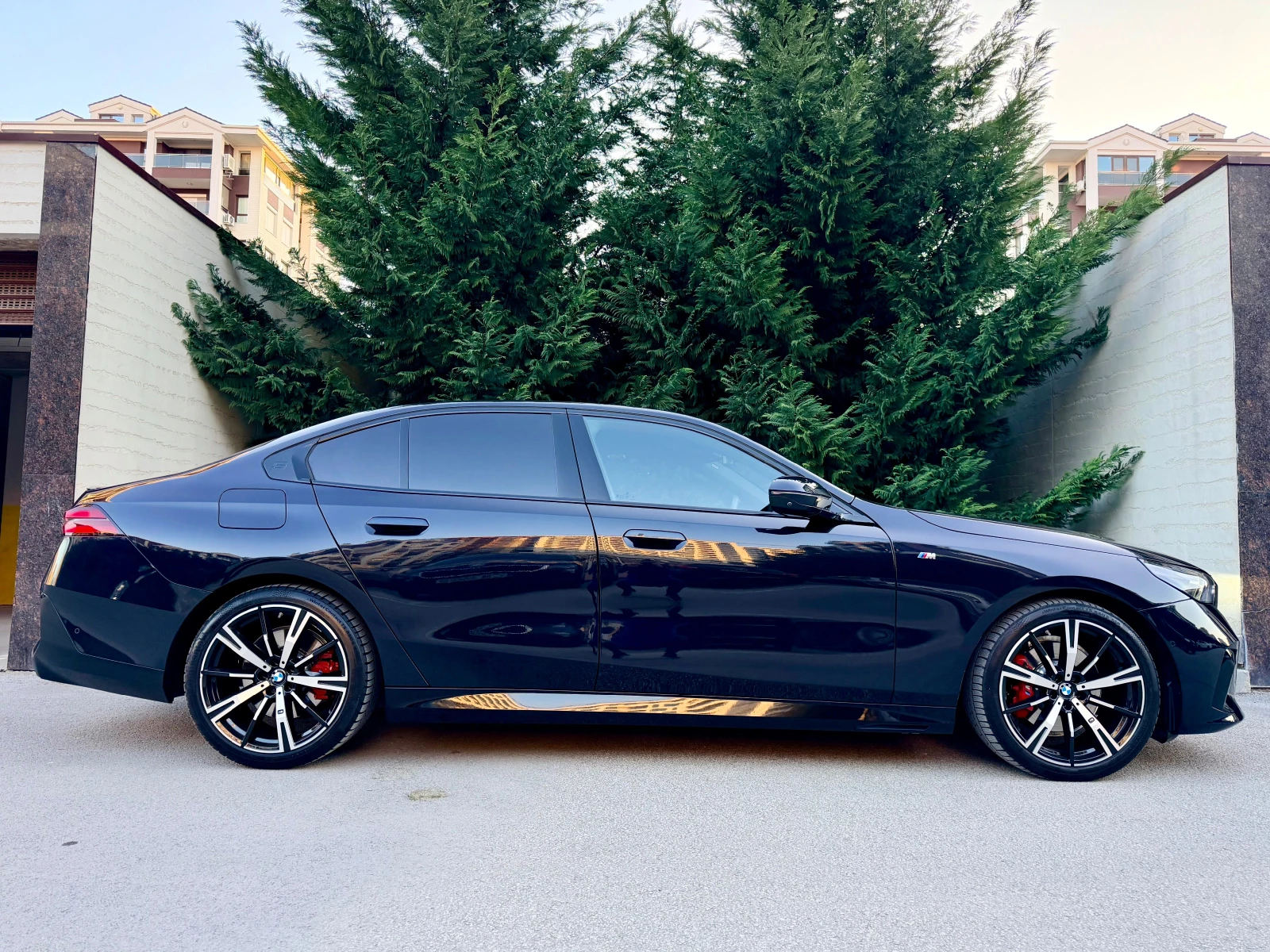 BMW 520 ГАРАНЦИЯ!!! xDrive M PRO ICONIC GLOW OBDUHVANE , снимка 4 - Автомобили и джипове - 53697215