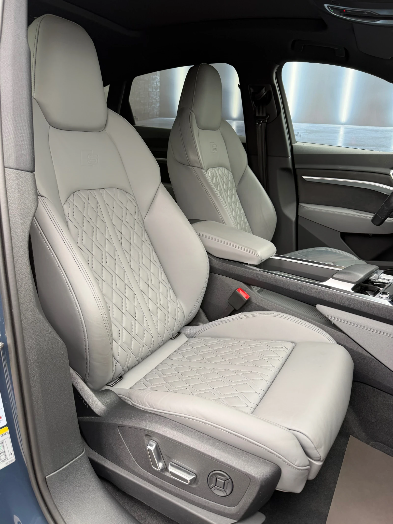 Audi E-Tron 55/Sportback/S-Line/Pano/Hud/360* /, снимка 14 - Автомобили и джипове - 53819829