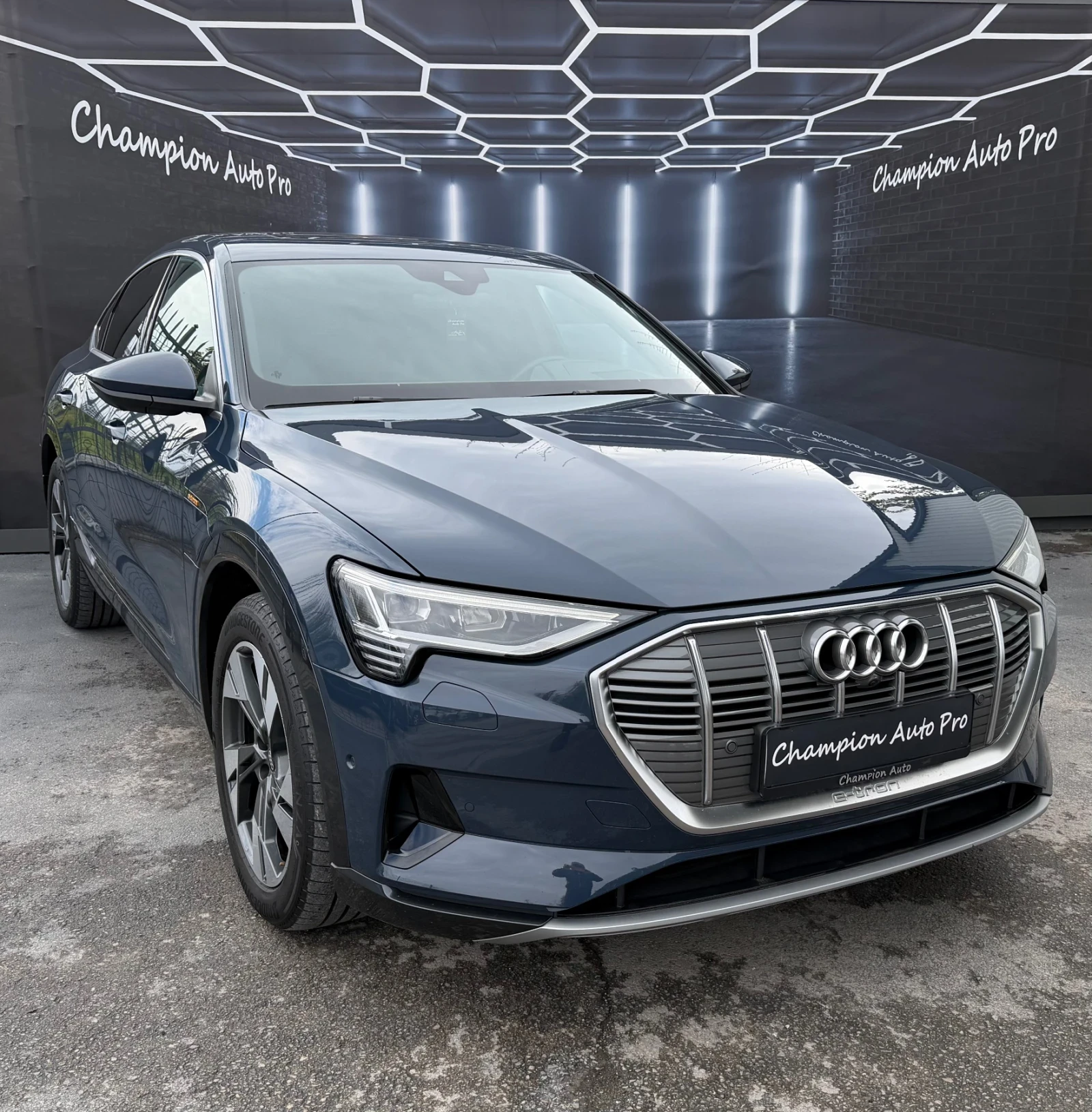 Audi E-Tron 55/Sportback/S-Line/Pano/Hud/360* /, снимка 3 - Автомобили и джипове - 53819829