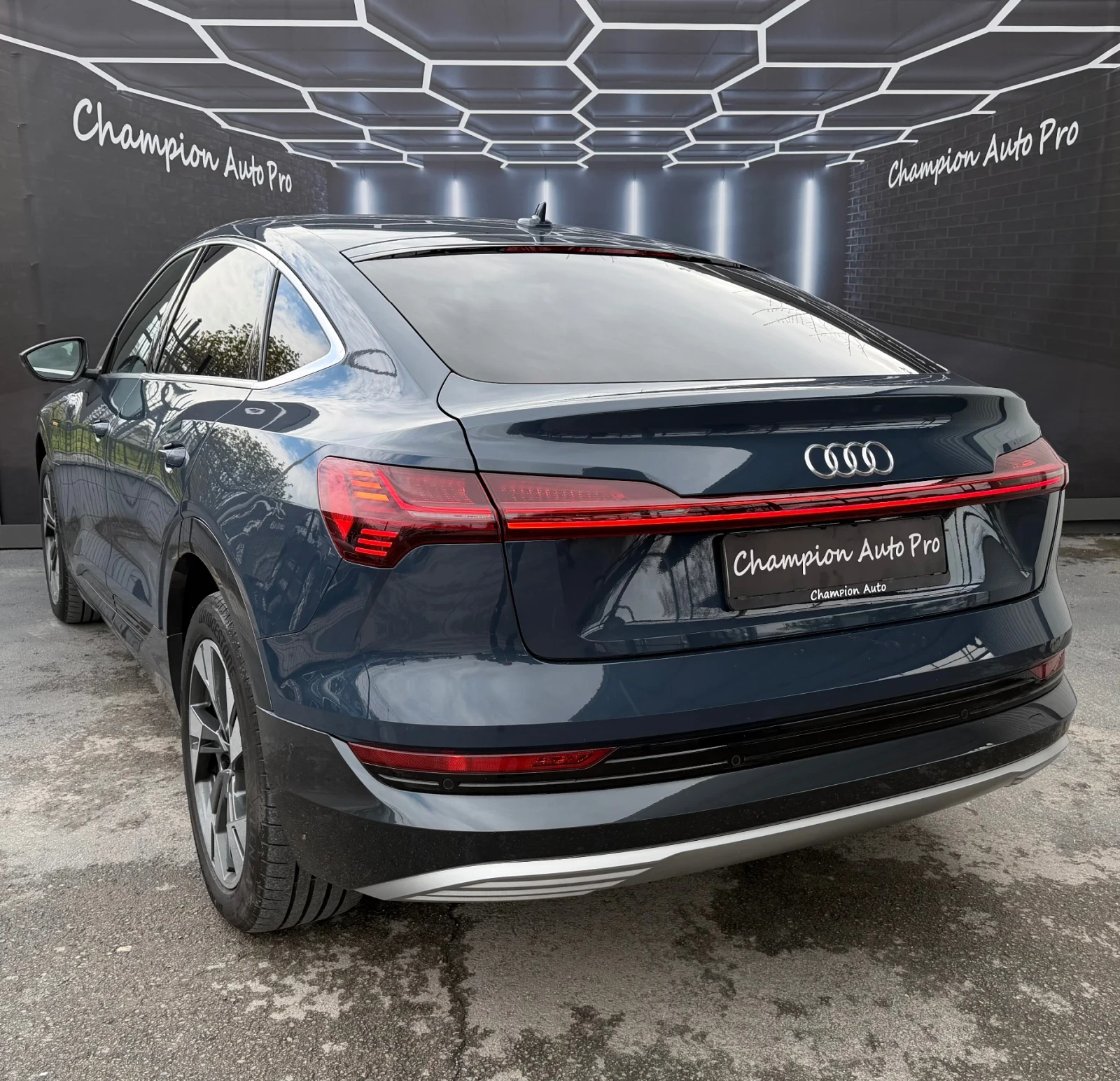 Audi E-Tron 55/Sportback/S-Line/Pano/Hud/360* /, снимка 4 - Автомобили и джипове - 53819829