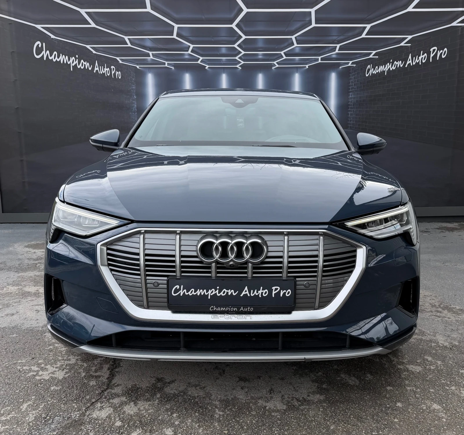 Audi E-Tron 55/Sportback/S-Line/Pano/Hud/360* /, снимка 2 - Автомобили и джипове - 53819829