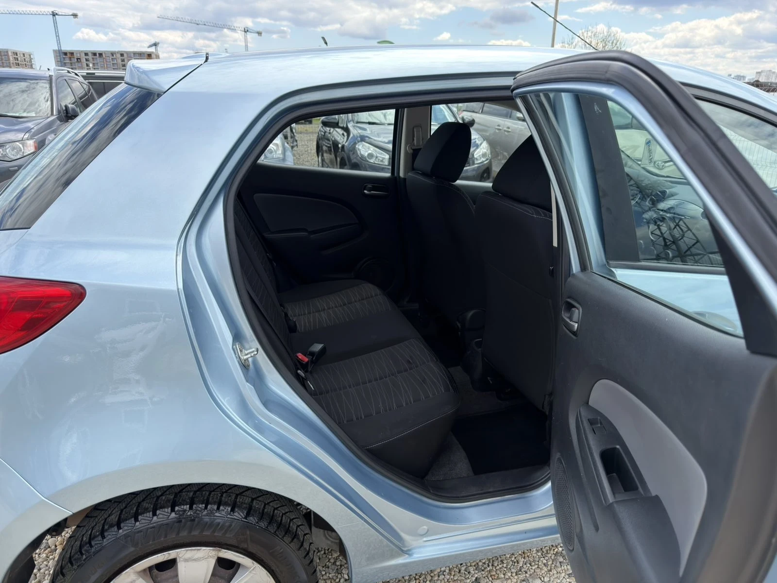 Mazda 2 1.5i Automat, снимка 13 - Автомобили и джипове - 54296963