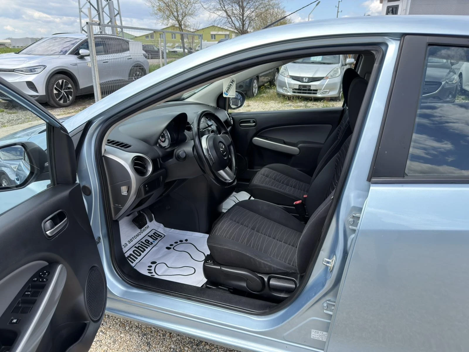 Mazda 2 1.5i Automat, снимка 9 - Автомобили и джипове - 54296963