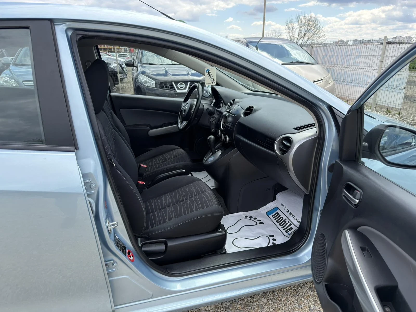 Mazda 2 1.5i Automat, снимка 12 - Автомобили и джипове - 54296963