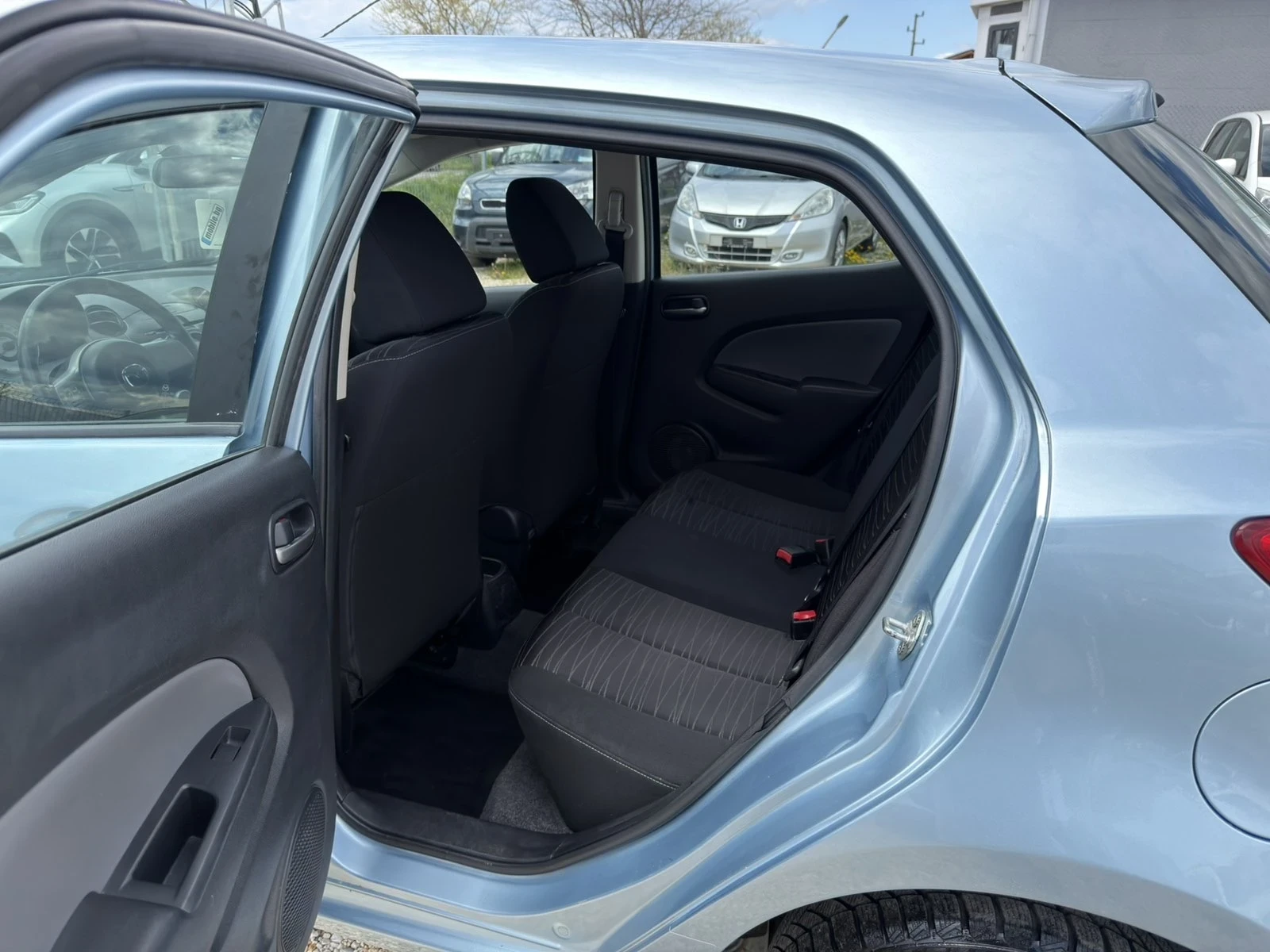 Mazda 2 1.5i Automat, снимка 14 - Автомобили и джипове - 54296963