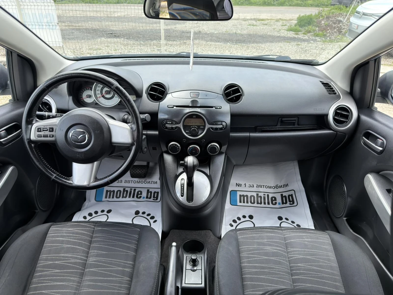 Mazda 2 1.5i Automat, снимка 10 - Автомобили и джипове - 54296963