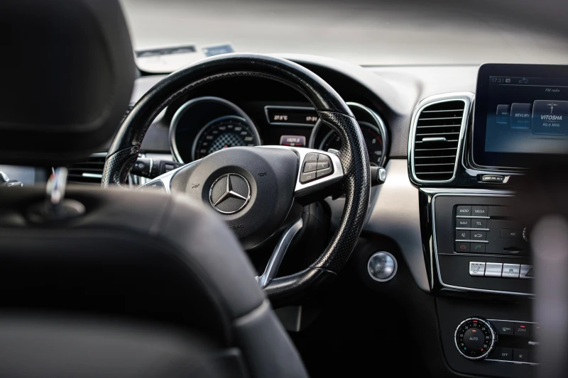 Mercedes-Benz GLE 250 AMG-OPTIC / 9 G / 4 MATIC, снимка 9 - Автомобили и джипове - 52233658