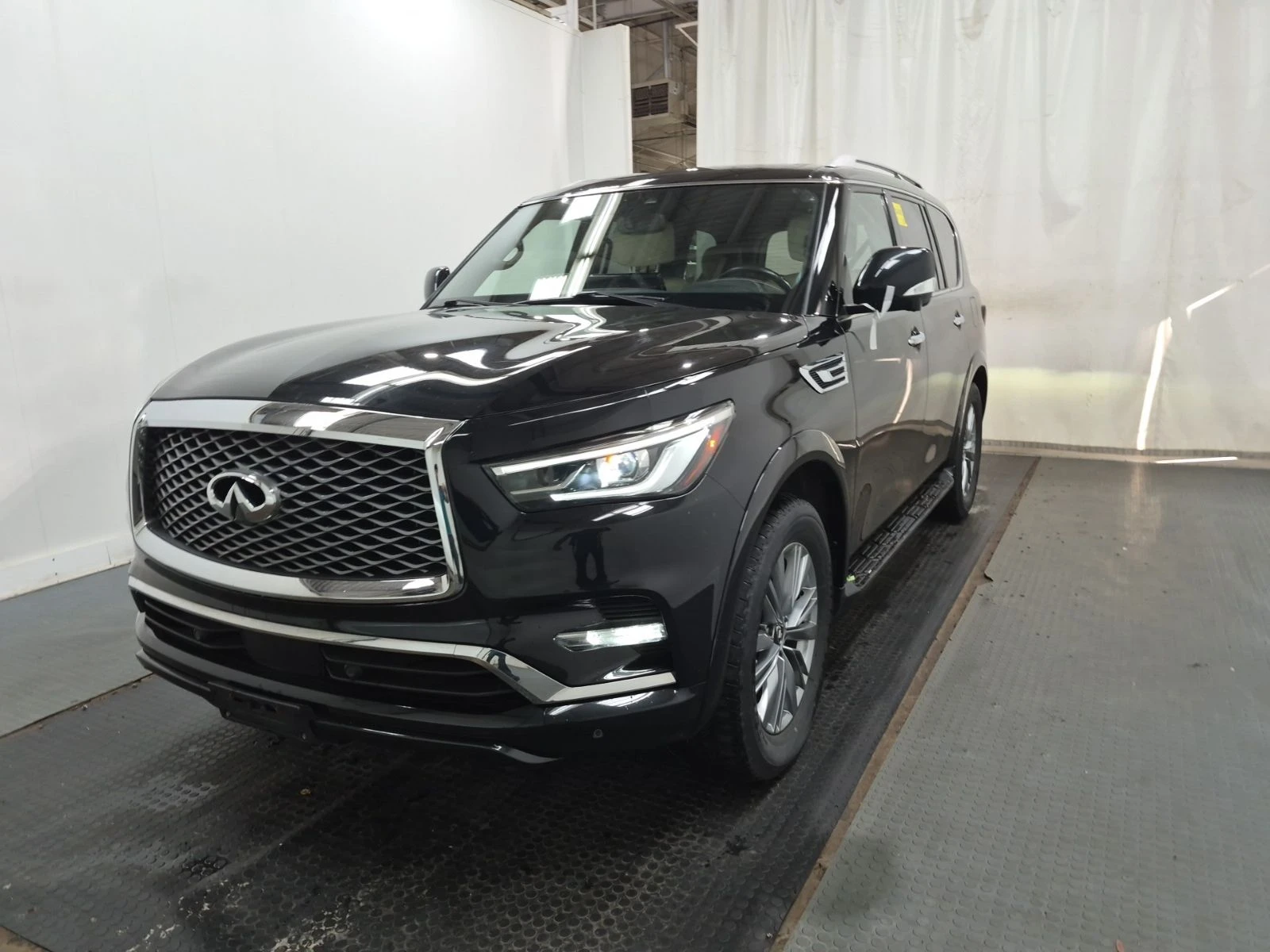 Infiniti QX80 * LUXE 8 PASSENGER AWD * CARFAX * ��� ������������ | Mobile.bg � ����������� 1