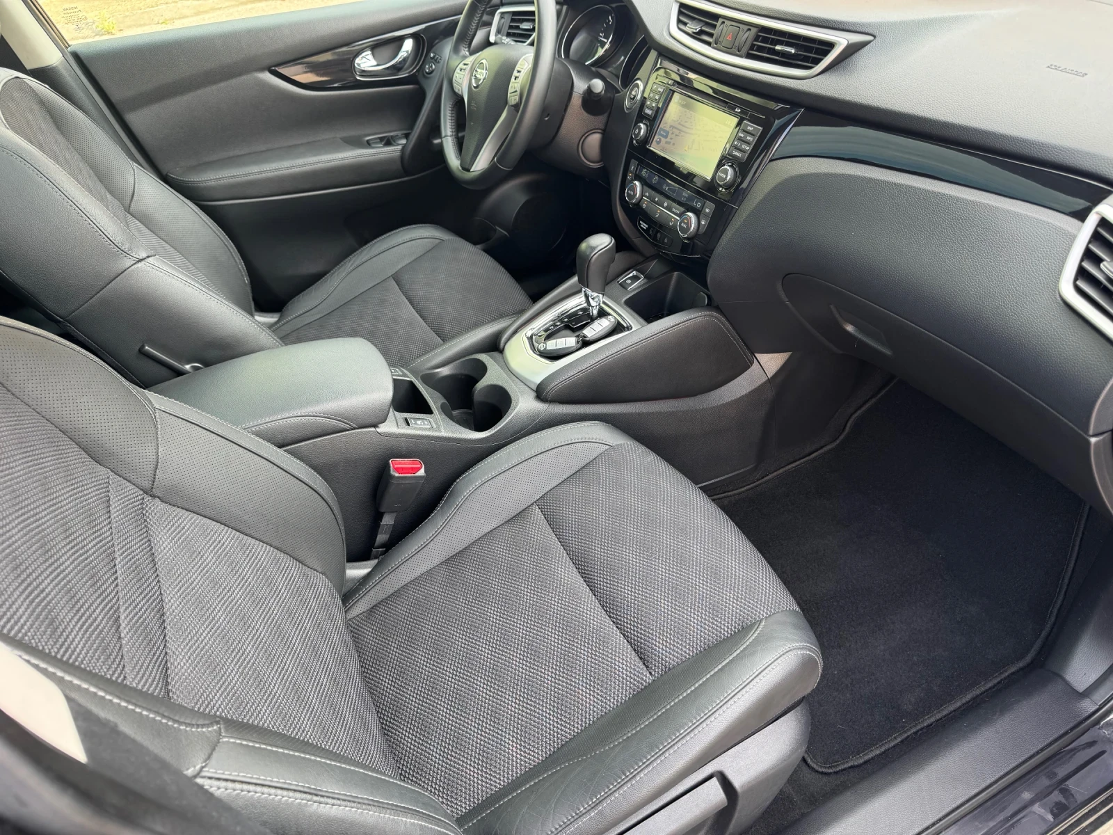 Nissan Qashqai 1.6 DCI , снимка 10 - Автомобили и джипове - 55137718