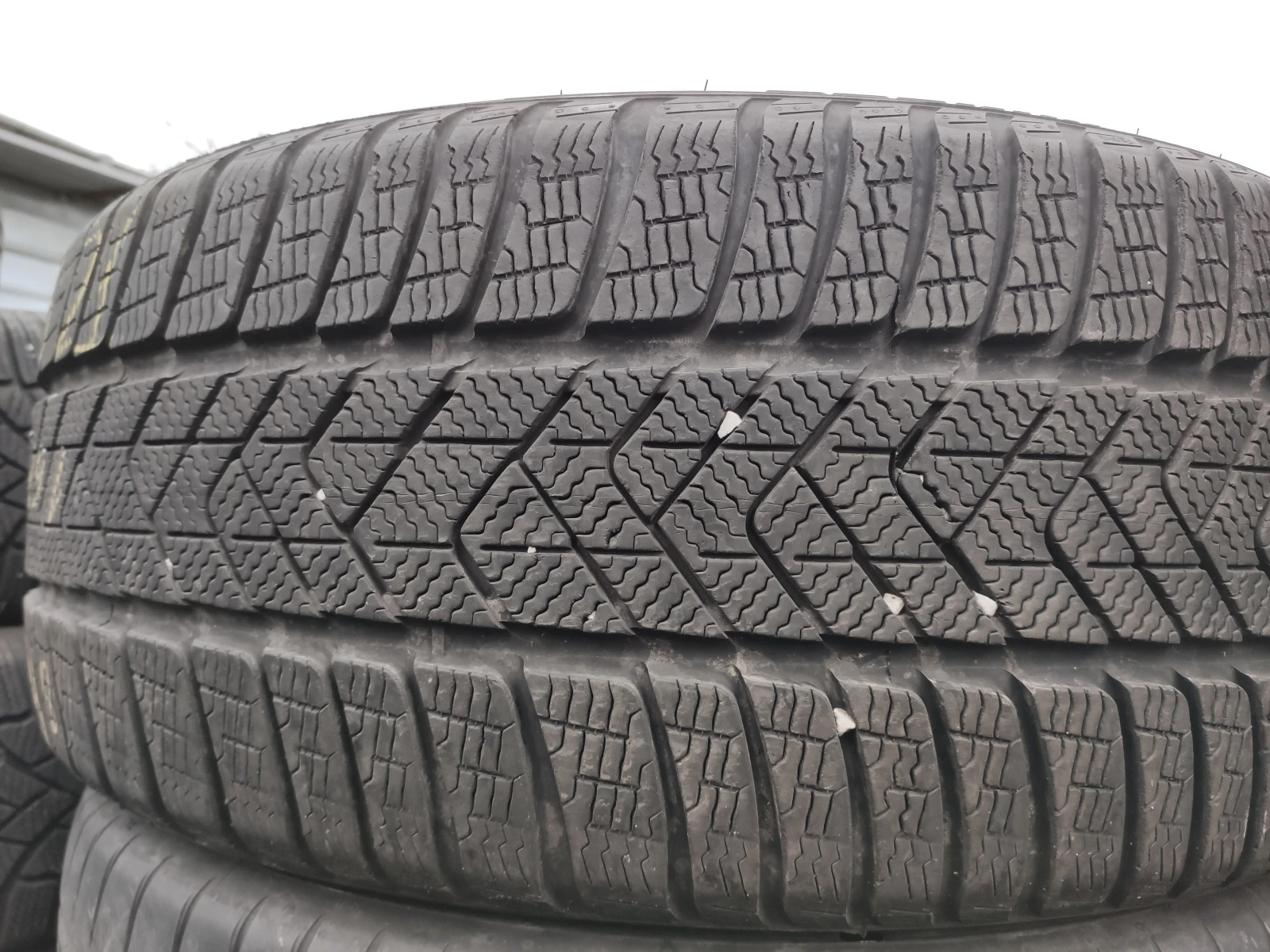 Гуми Зимни 255/35R21, снимка 2 - Гуми и джанти - 54633650