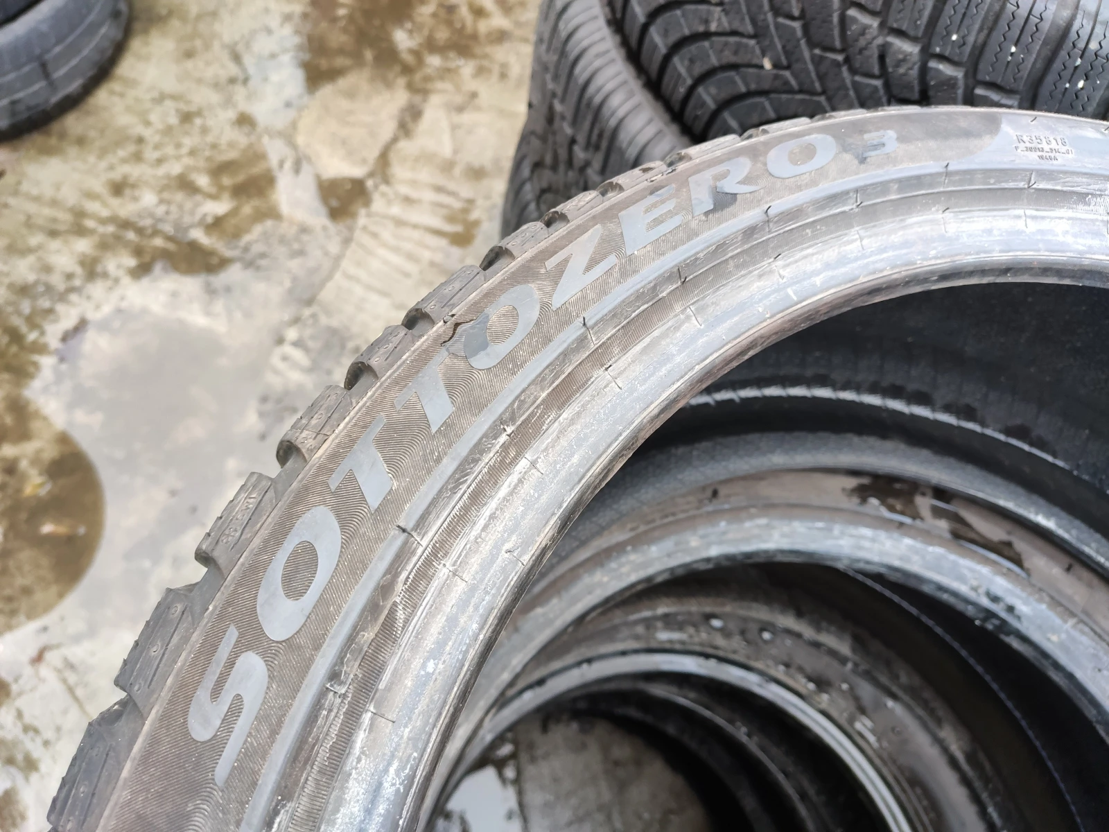 Гуми Зимни 255/35R21, снимка 4 - Гуми и джанти - 54633650