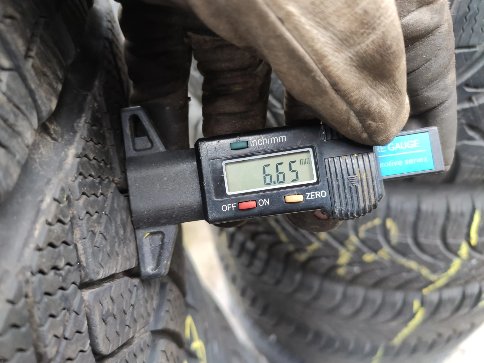 Гуми Зимни 255/35R21, снимка 3 - Гуми и джанти - 54633650