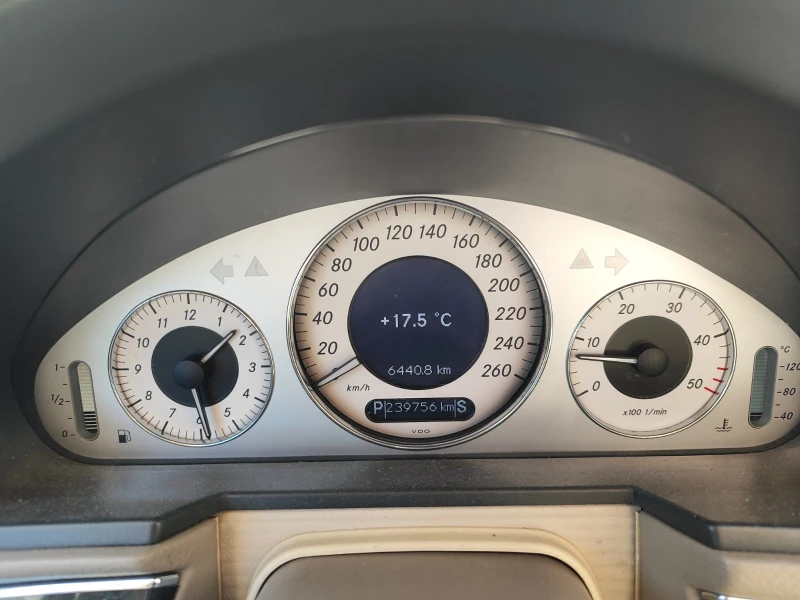 Mercedes-Benz E 320 CDI AMG optic, снимка 9 - Автомобили и джипове - 52703655